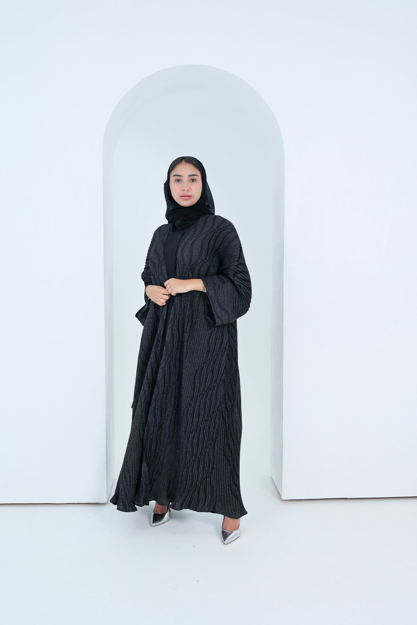 C-RTW-2x2-Pleated-Black-Abaya-03