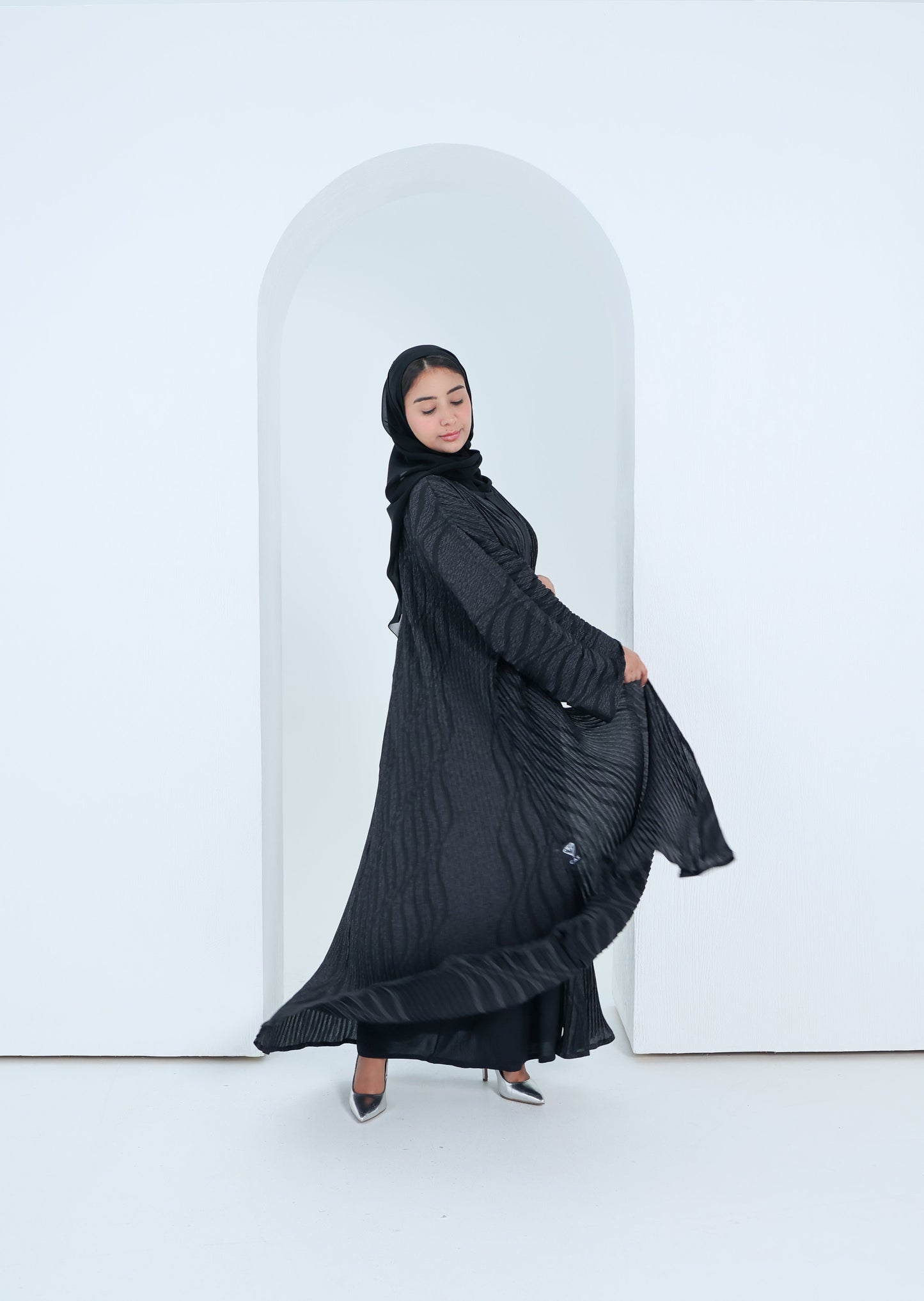 C-RTW-2x2-Pleated-Black-Abaya-03