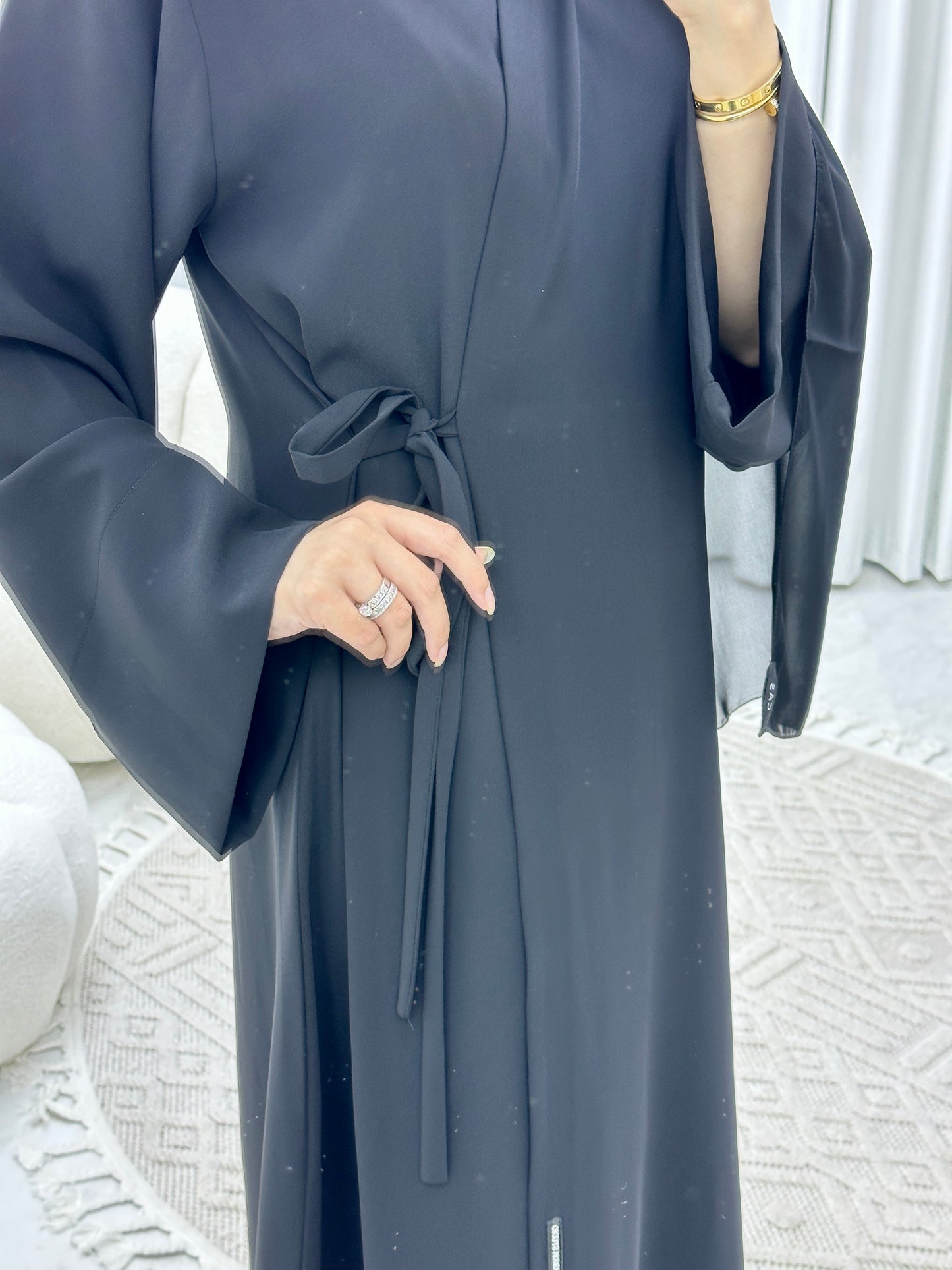 C Overlap TieKnot Black Abaya