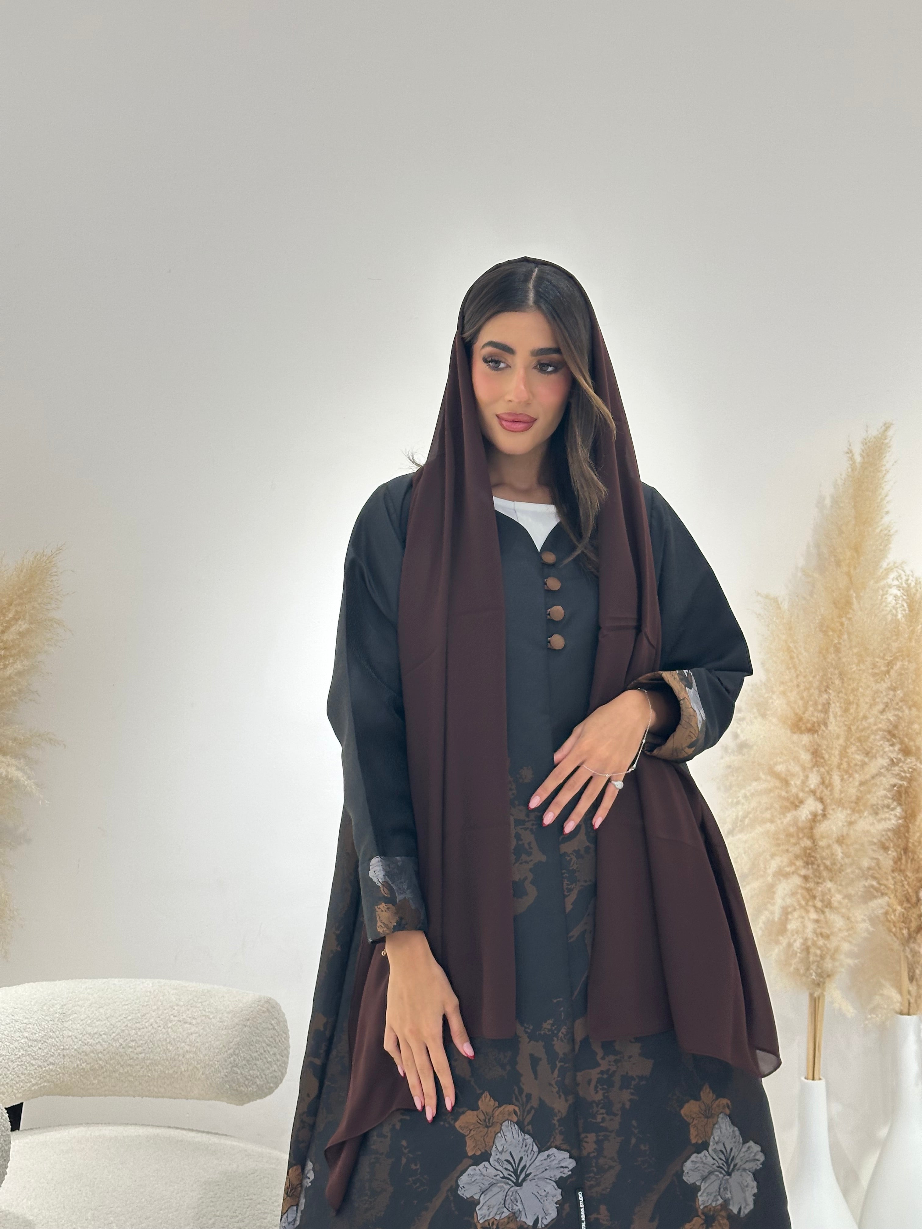 عباية سوداء مطبوعة بنقشة نباتية C 1256-01