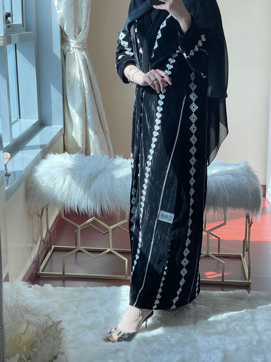 C-RTW-BlackWhite-Velvet-Abaya