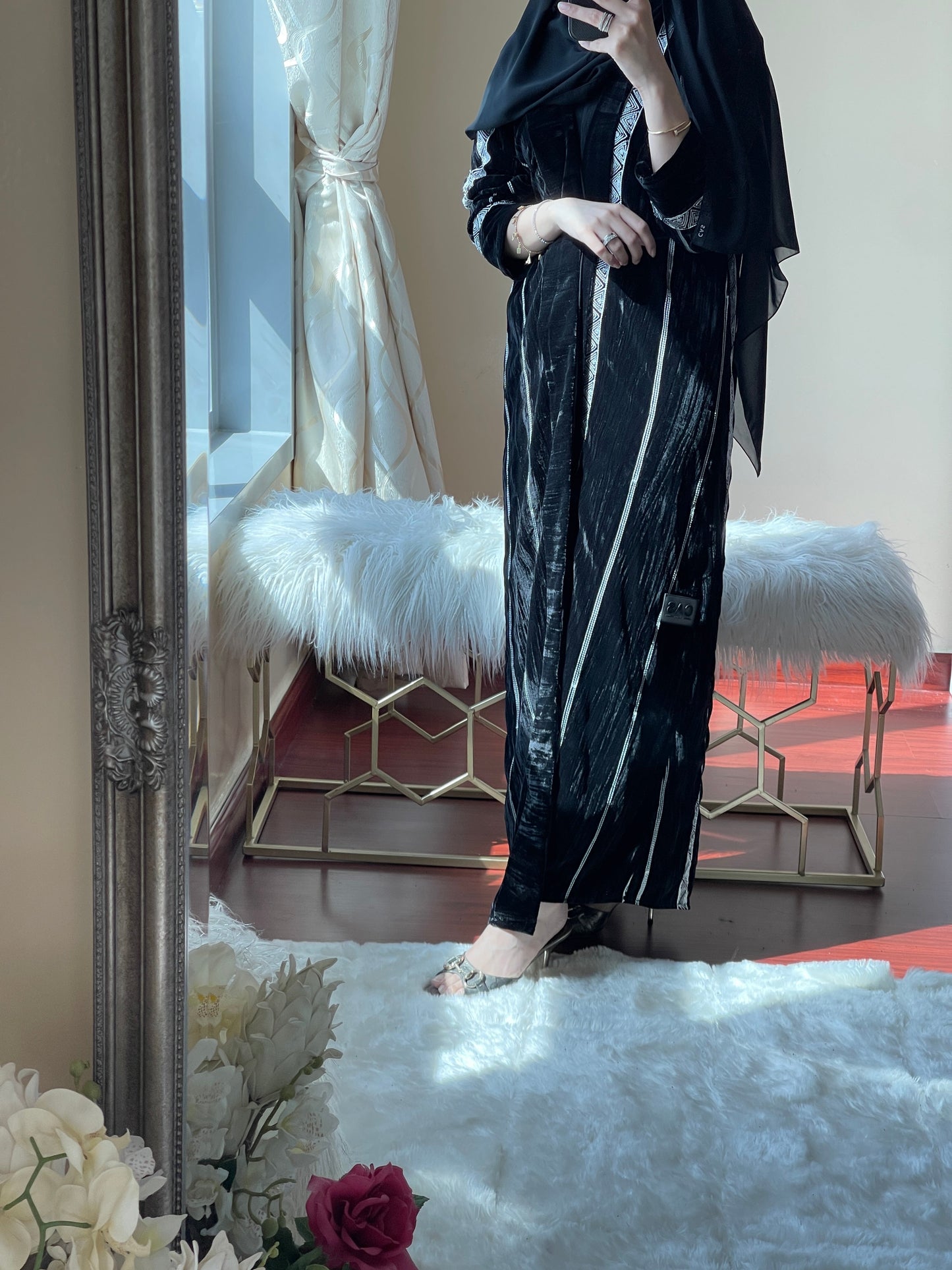 C-RTW-BlackWhite-Velvet-Abaya-02