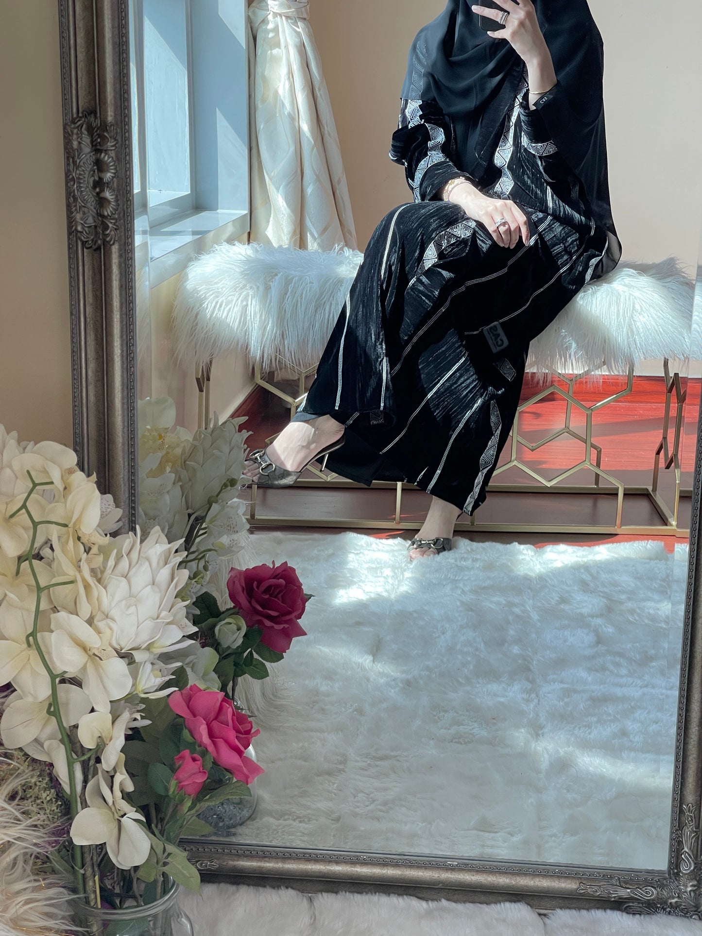 C-RTW-BlackWhite-Velvet-Abaya-02