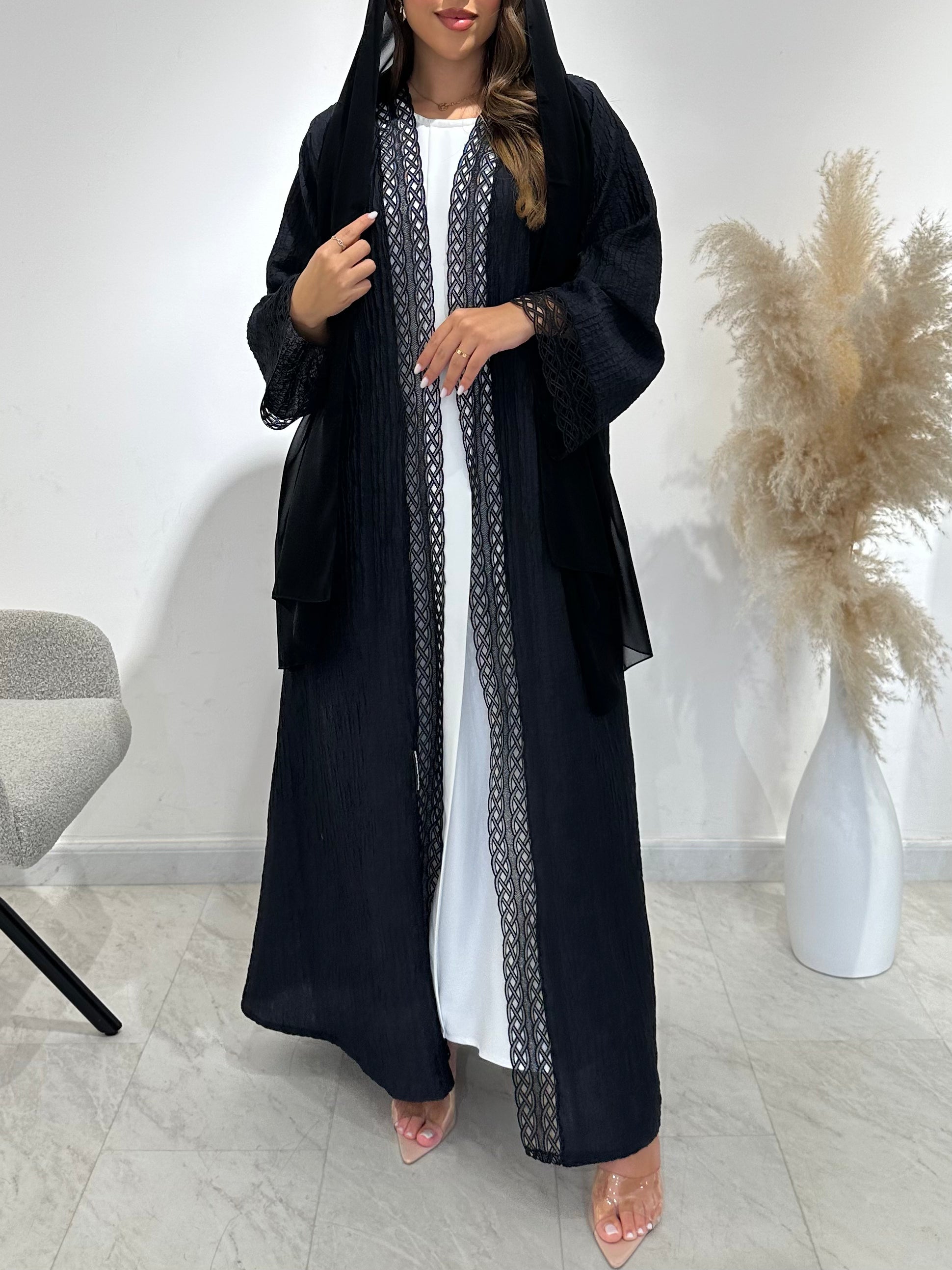 عباية مطبوعة بنقشة زنبق أسود C 1254