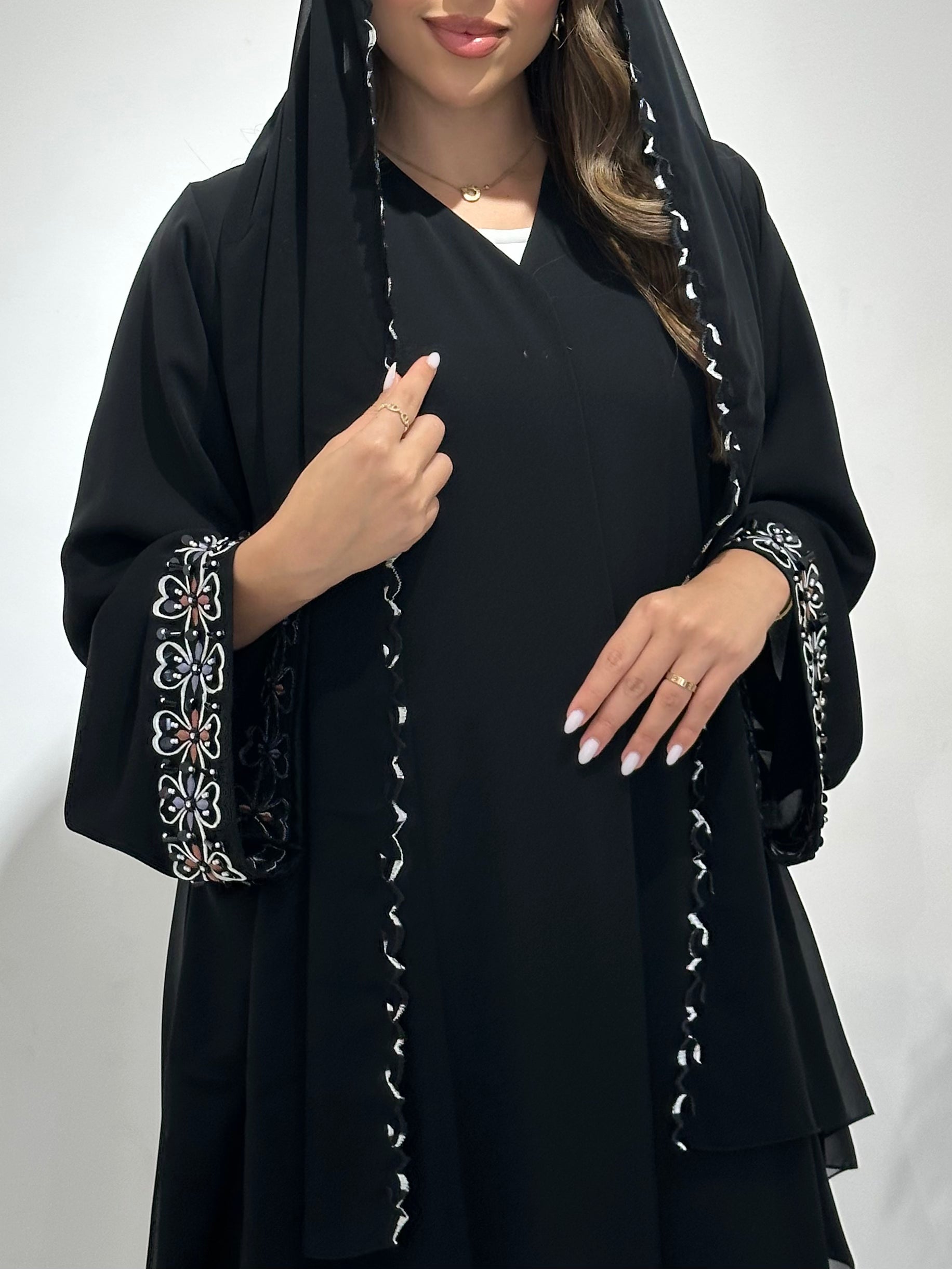 عباية مطبوعة بنقشة زنبق أسود C 1254