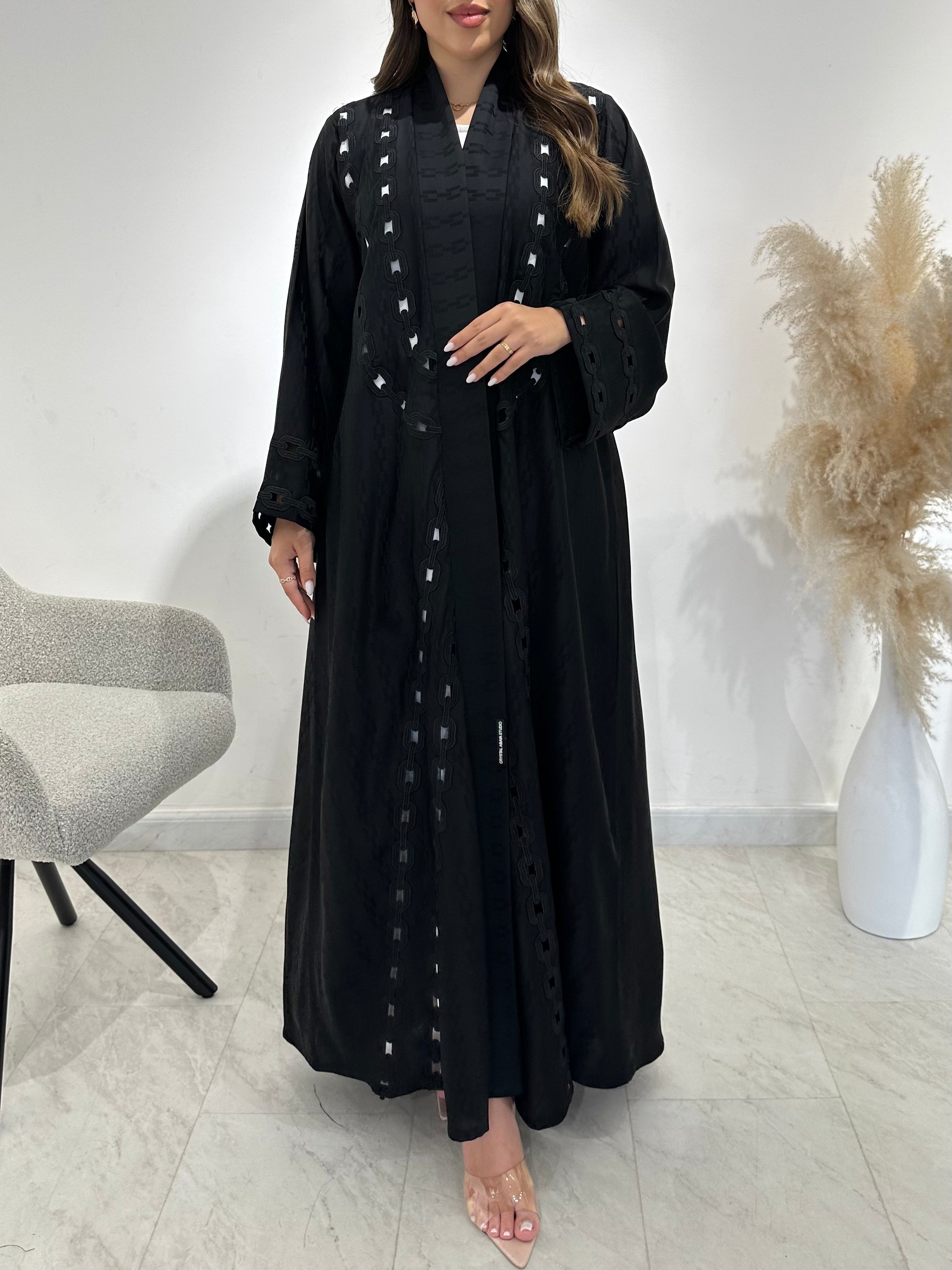 عباية مطبوعة بنقشة زنبق أسود C 1254