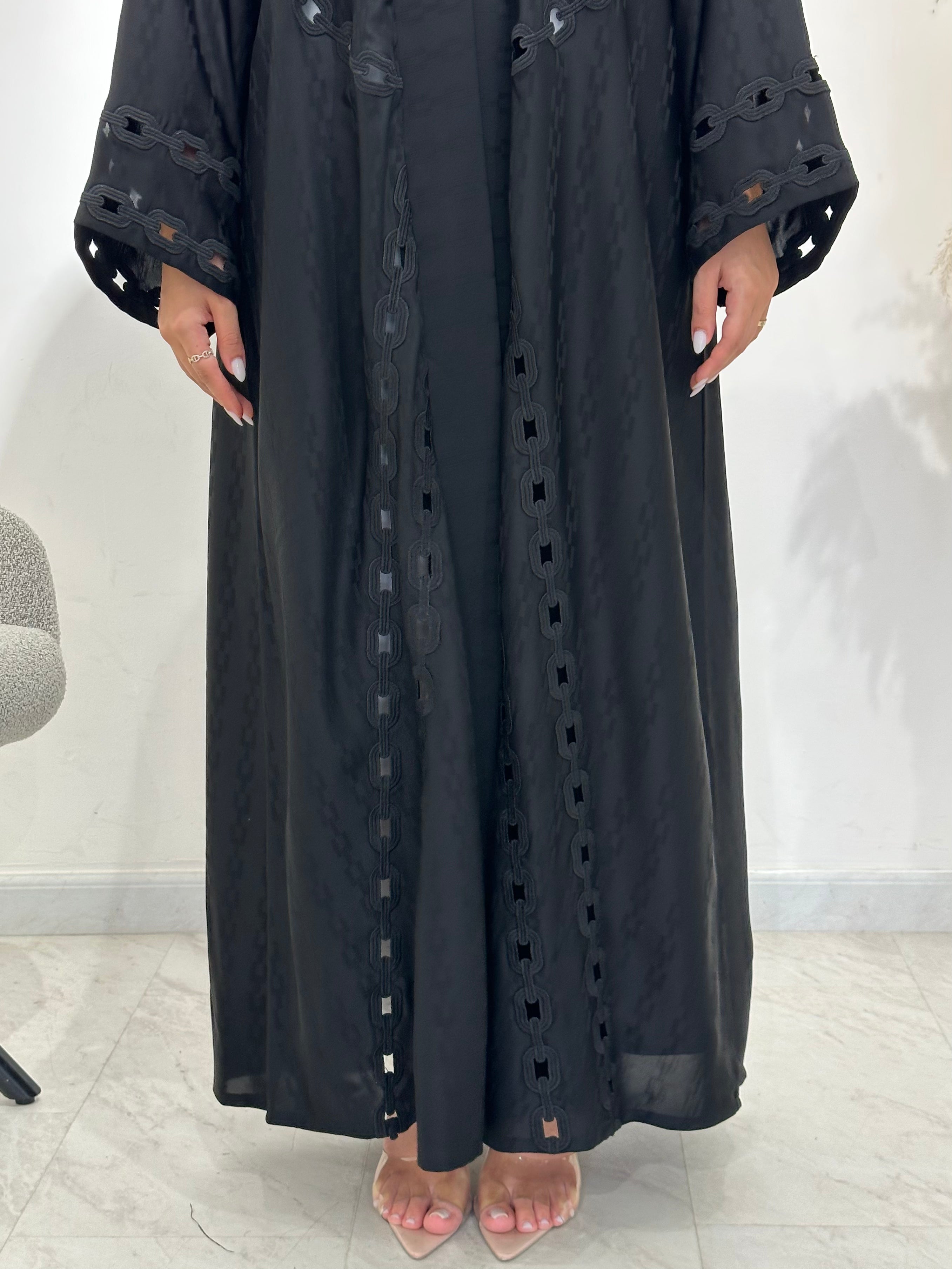 عباية مطبوعة بنقشة زنبق أسود C 1254