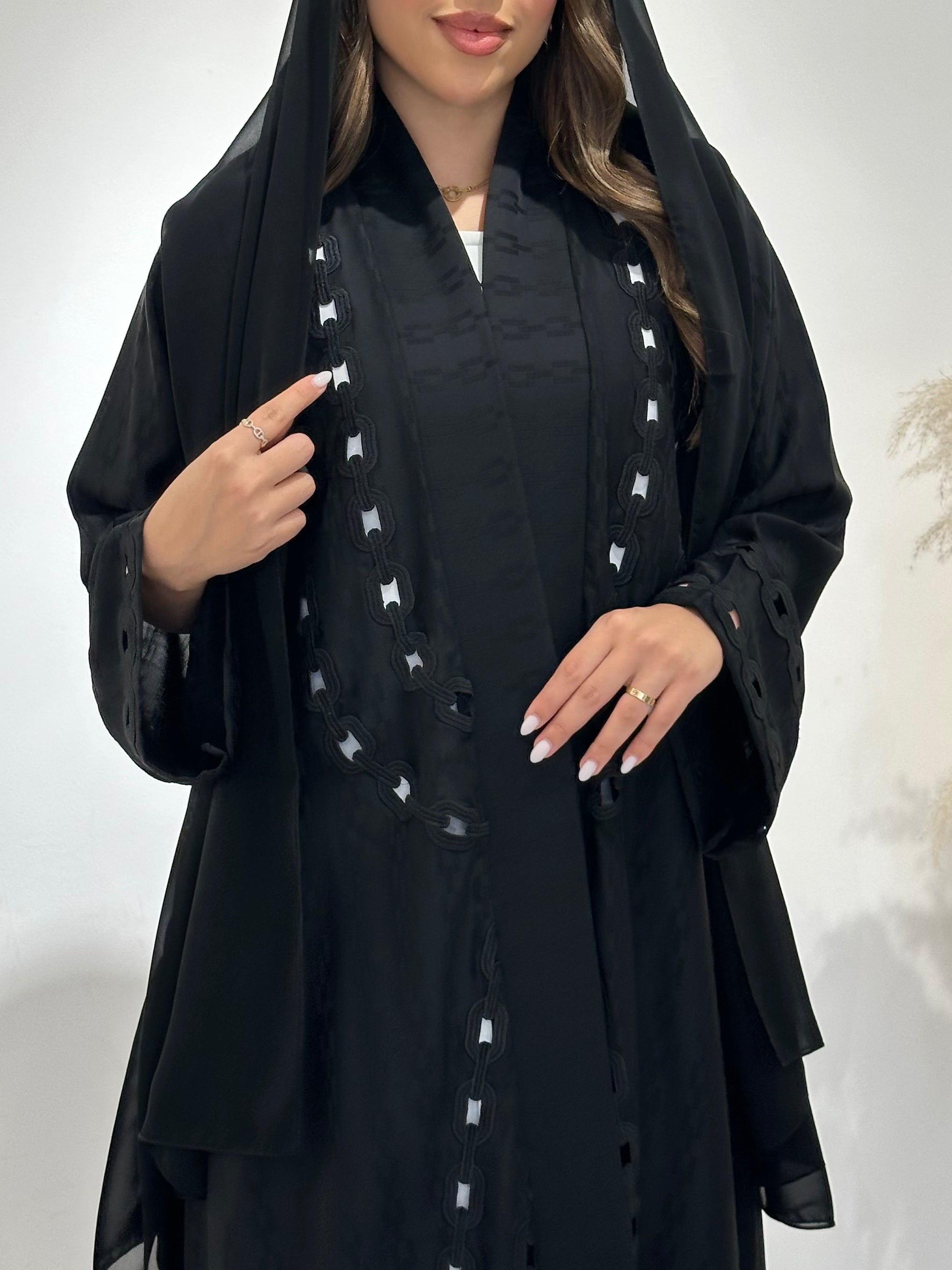 عباية مطبوعة بنقشة زنبق أسود C 1254