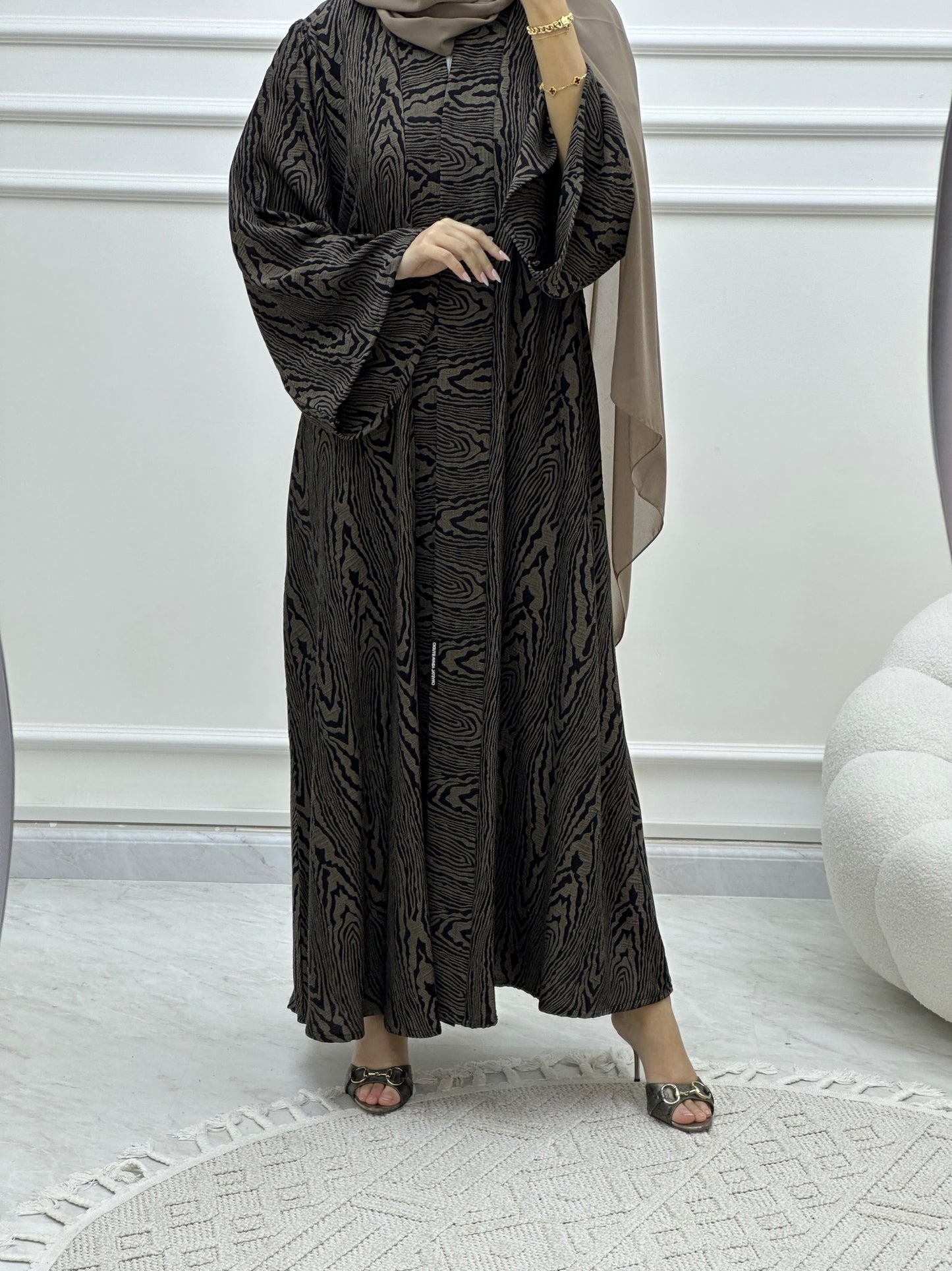 C Swirl Bisht Budget Beige Abaya