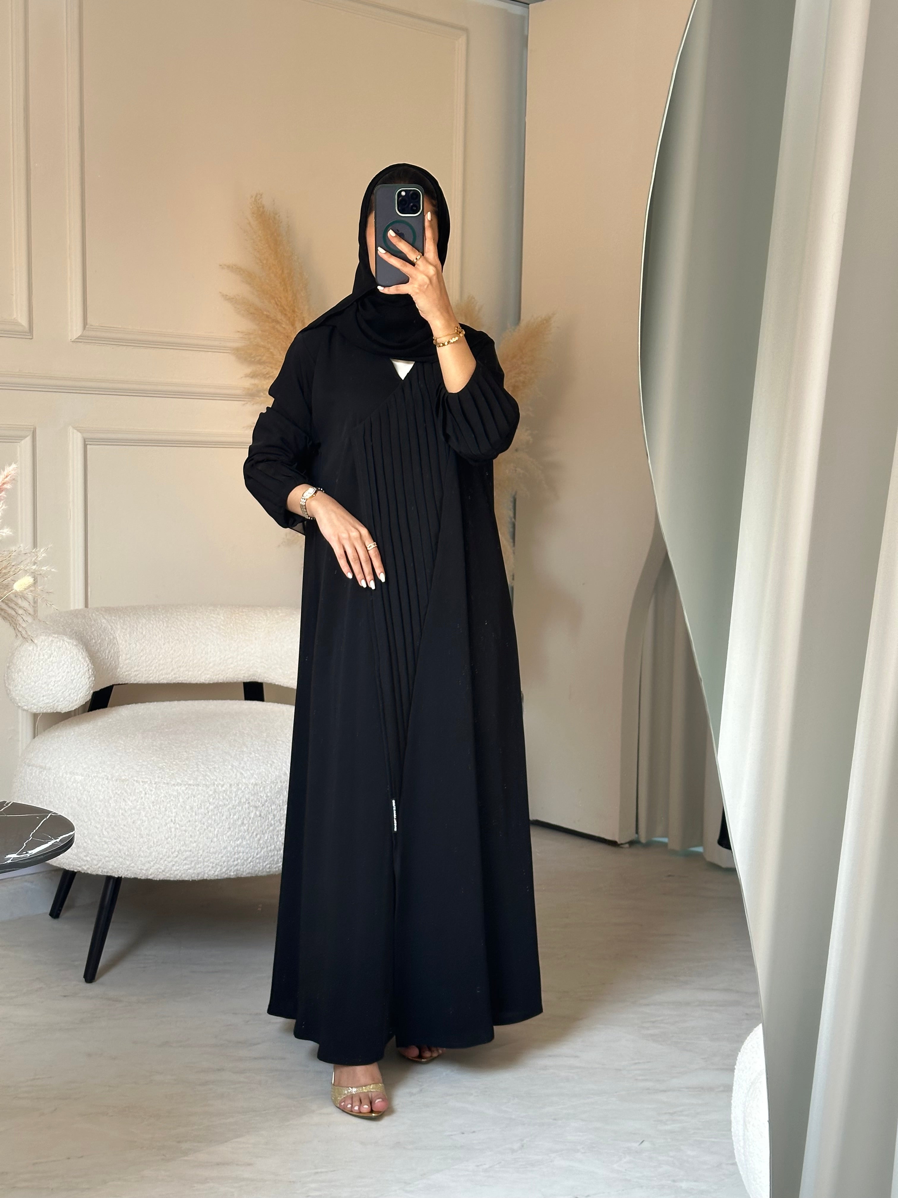 C 0859 عباية سوداء مطوية