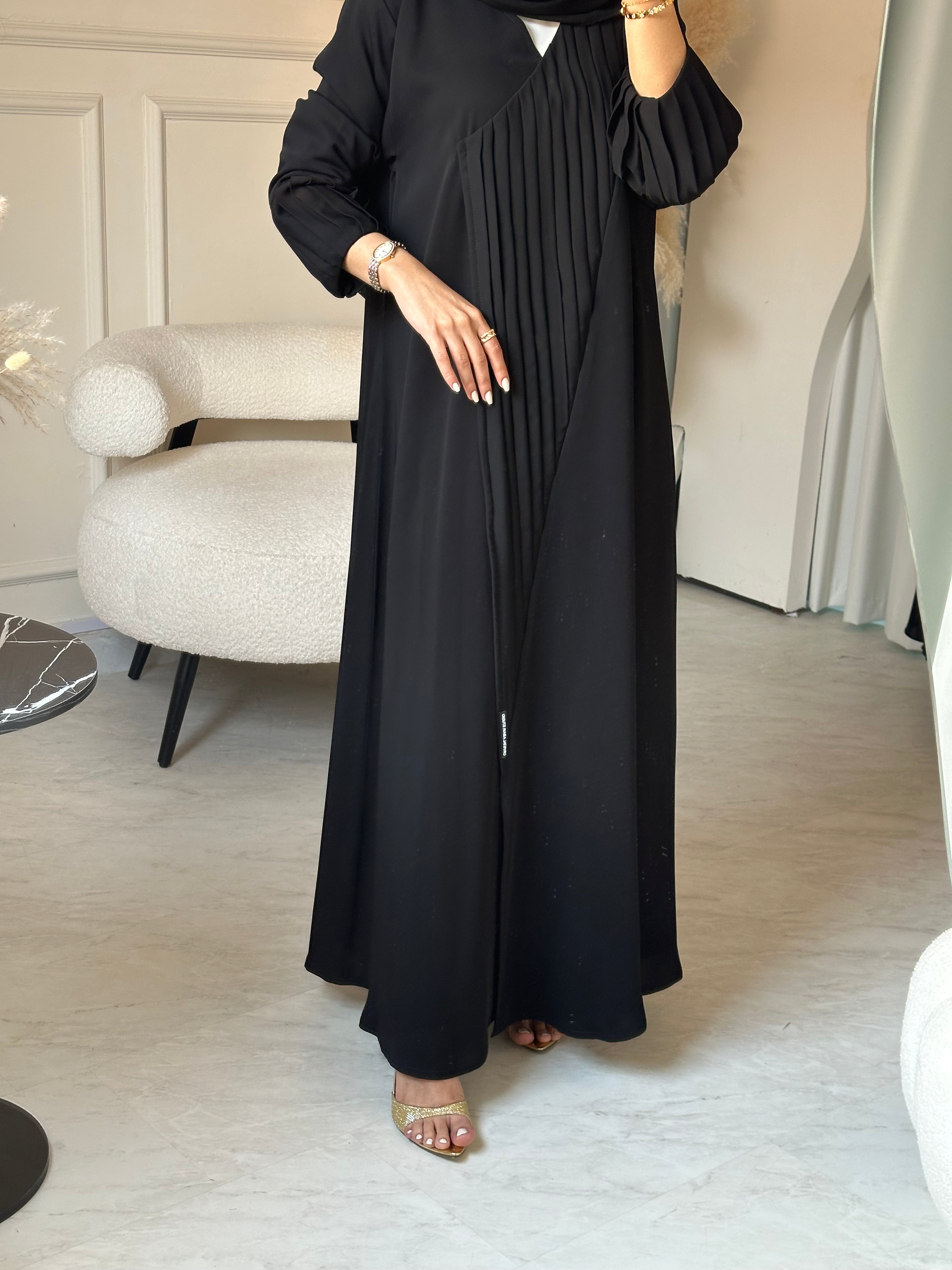C 0859 عباية سوداء مطوية