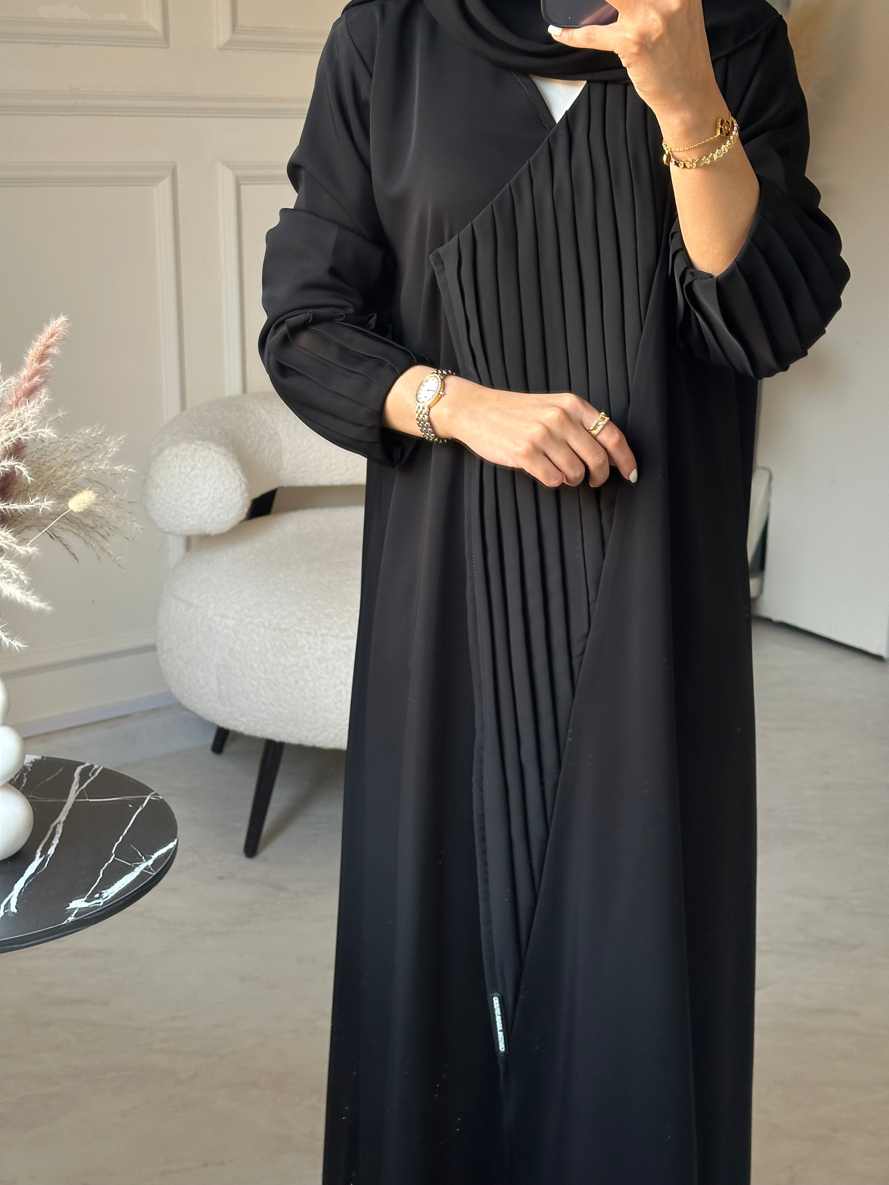 C 0859 عباية سوداء مطوية