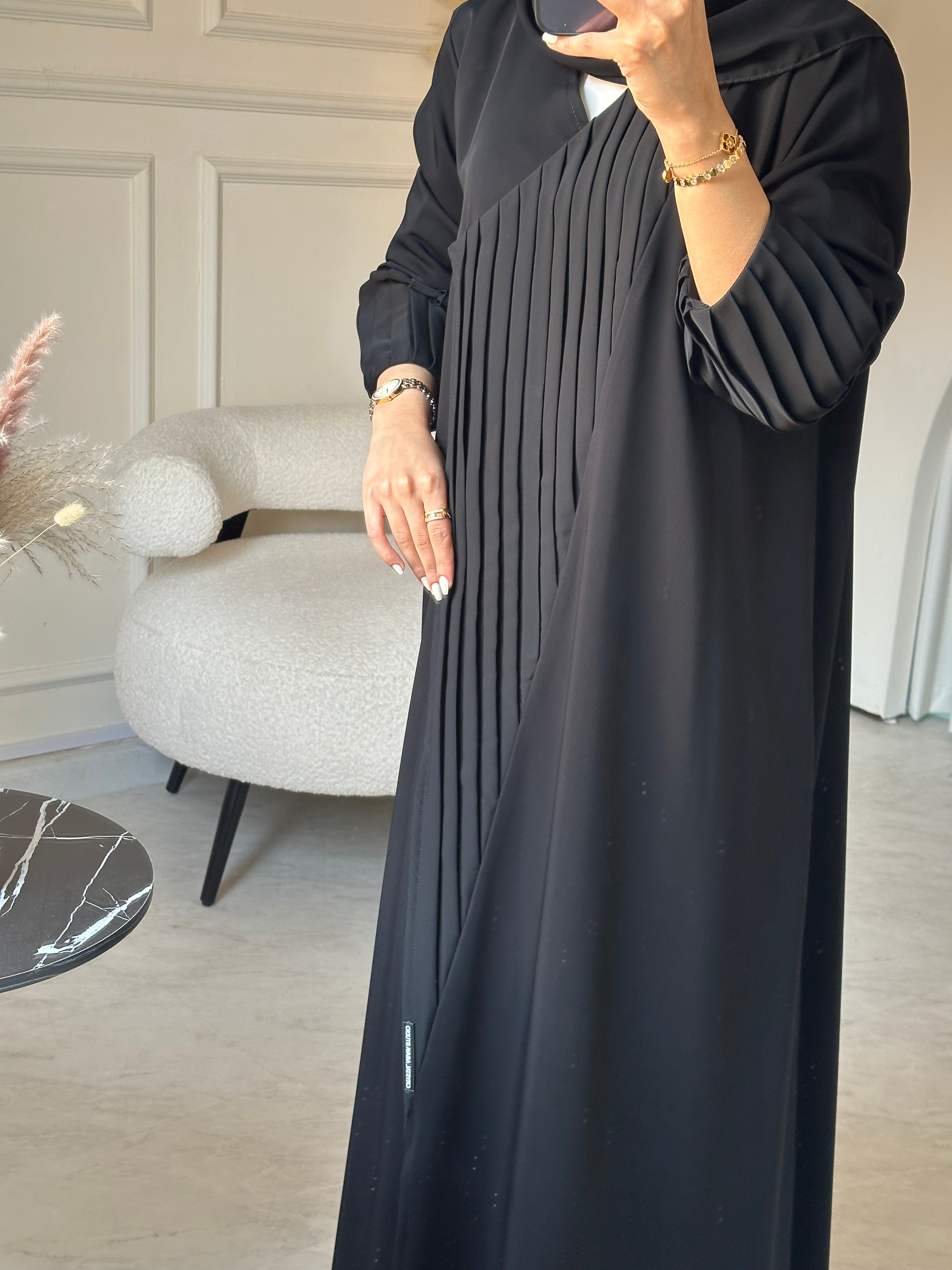 C 0859 عباية سوداء مطوية