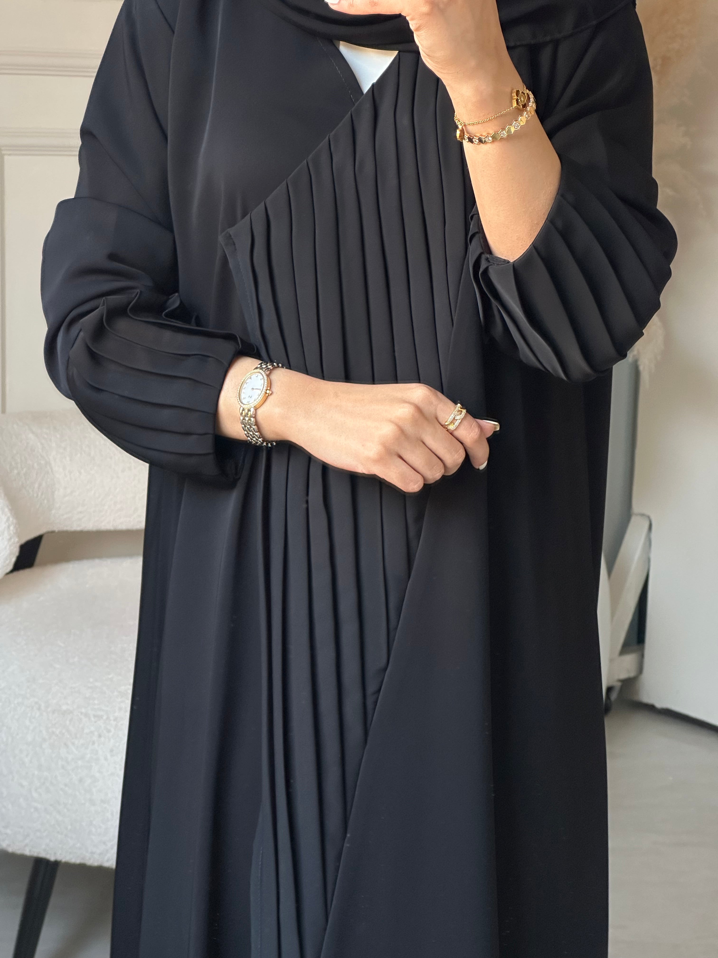 C 0859 عباية سوداء مطوية