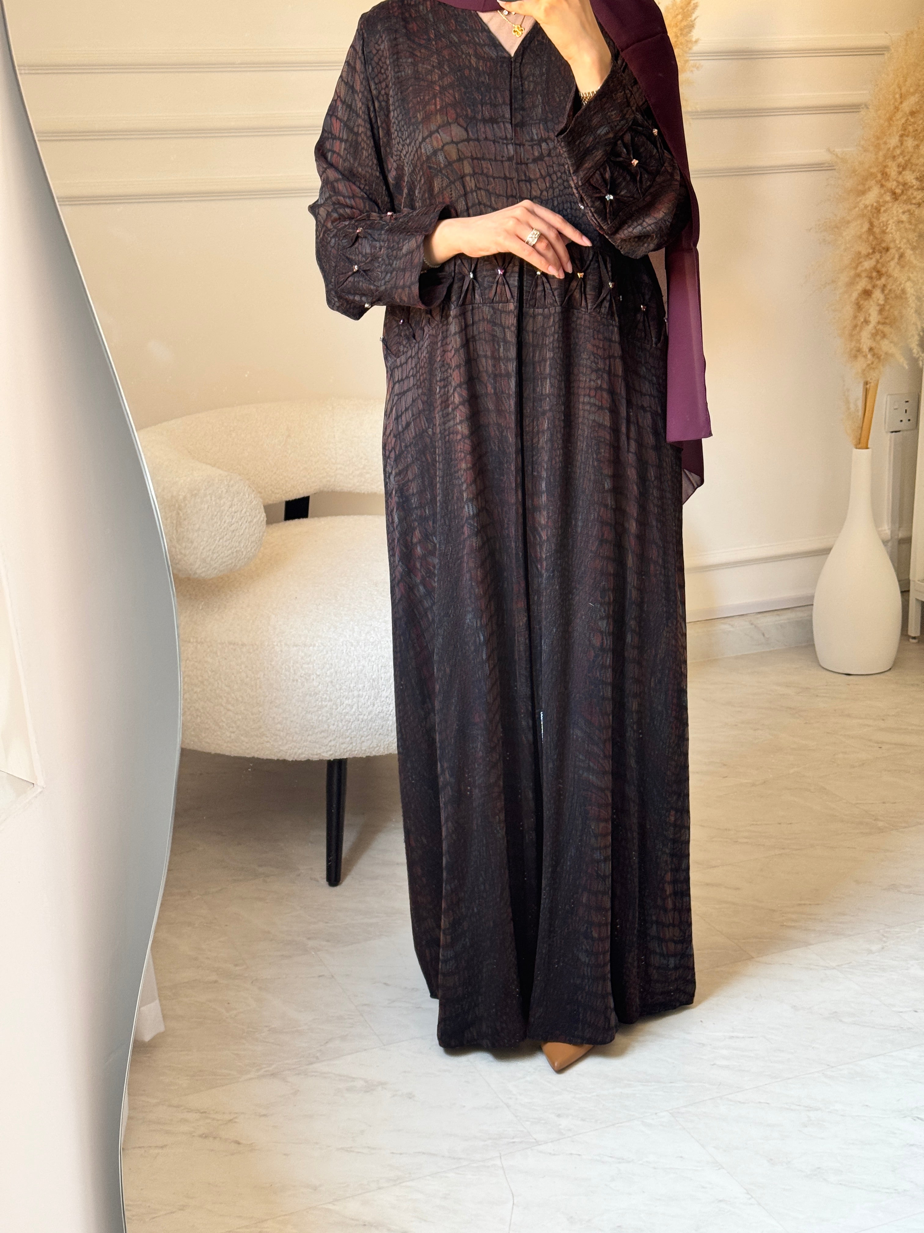 عباية مطبوعة بنقشة زنبق أسود C 1254