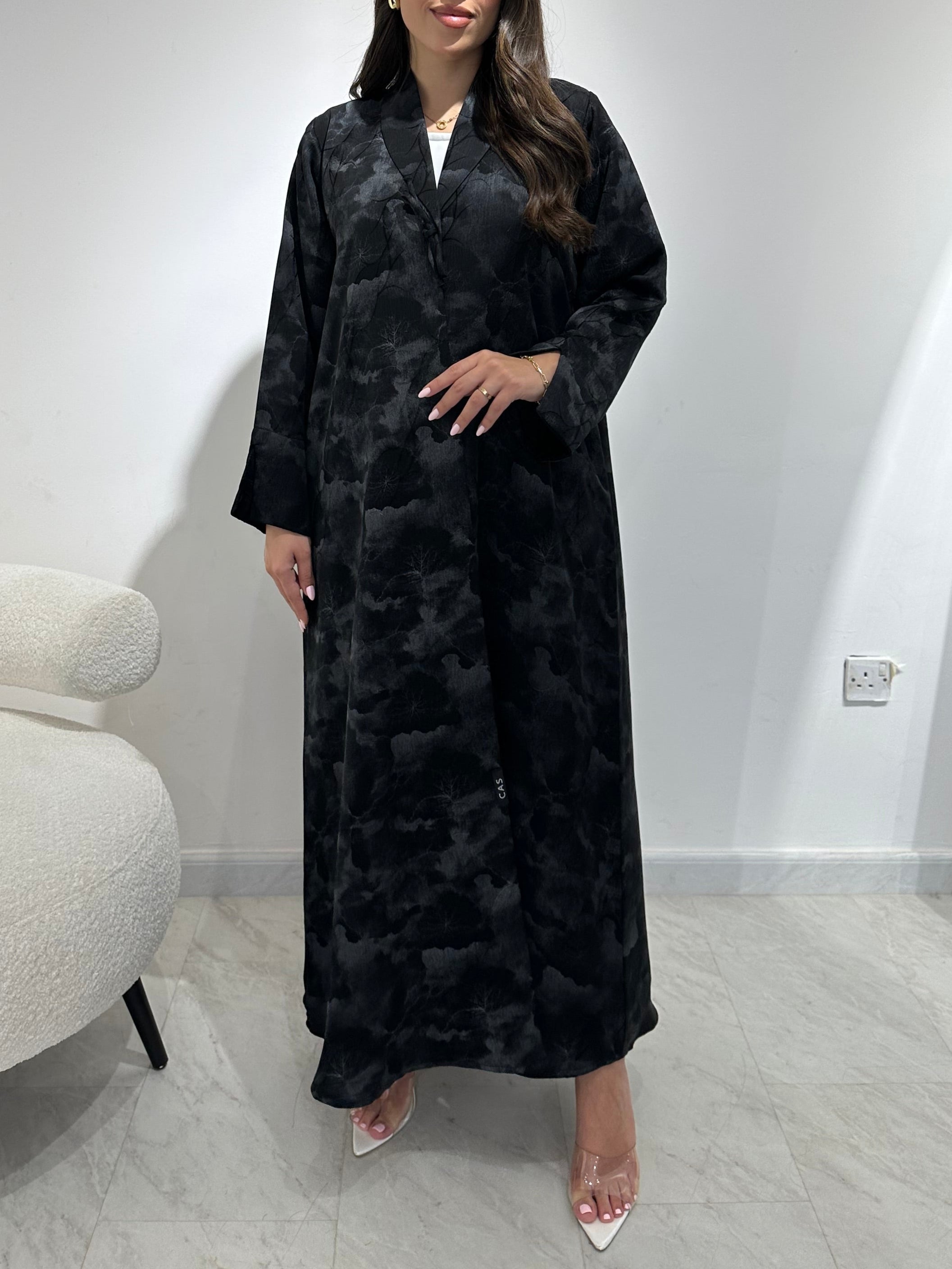 عباية مطبوعة بنقشة زنبق أسود C 1254