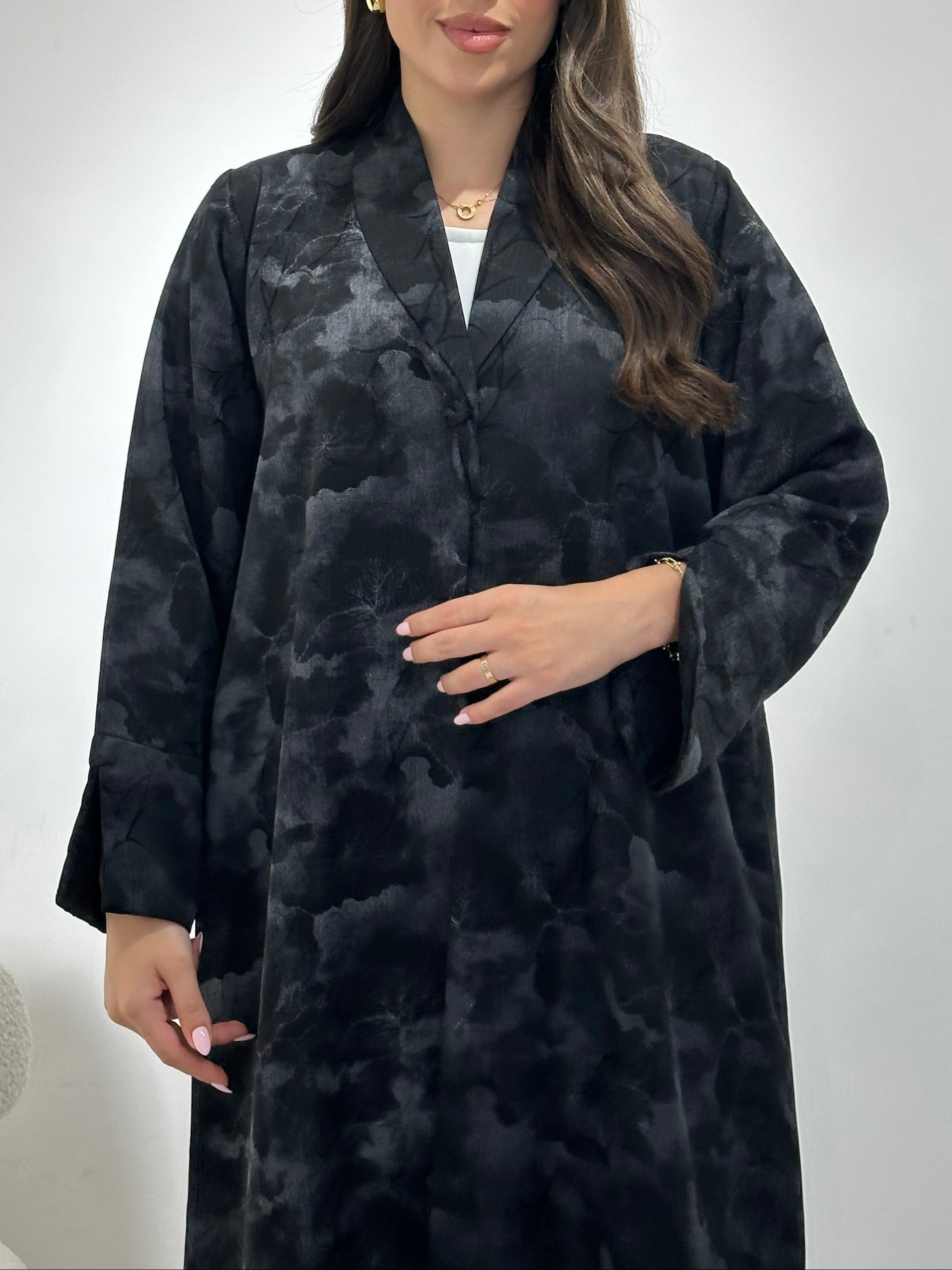 عباية مطبوعة بنقشة زنبق أسود C 1254