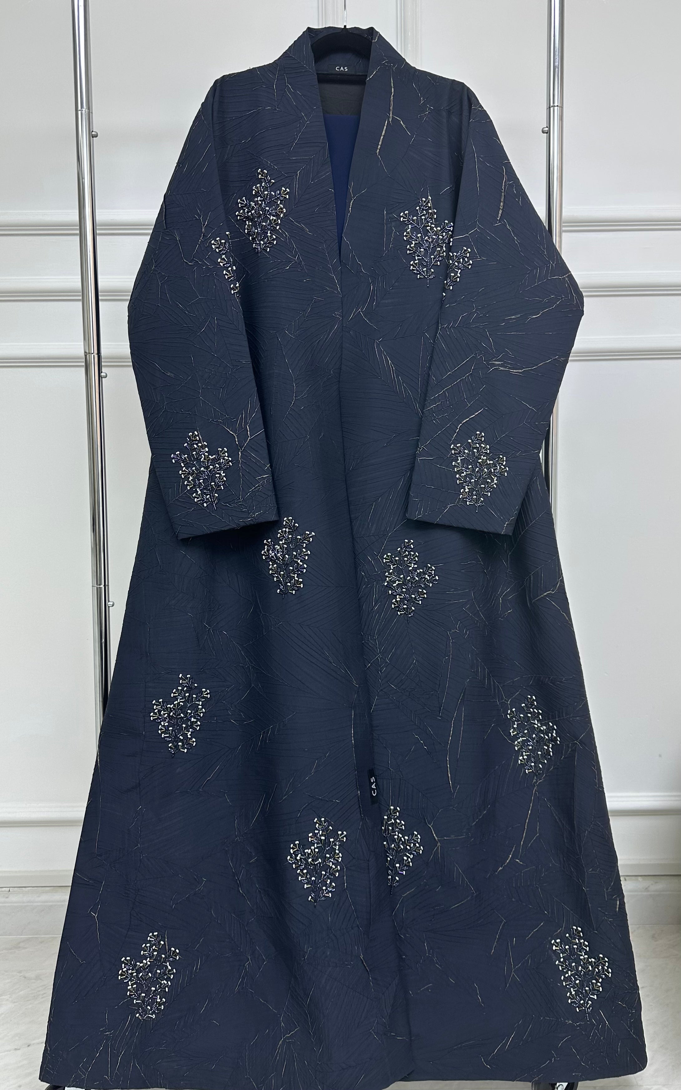 عباية مطبوعة بنقشة زنبق أسود C 1254