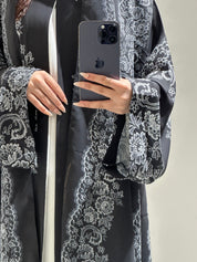 عباية سوداء مطبوعة بنقشة زهور C 1602