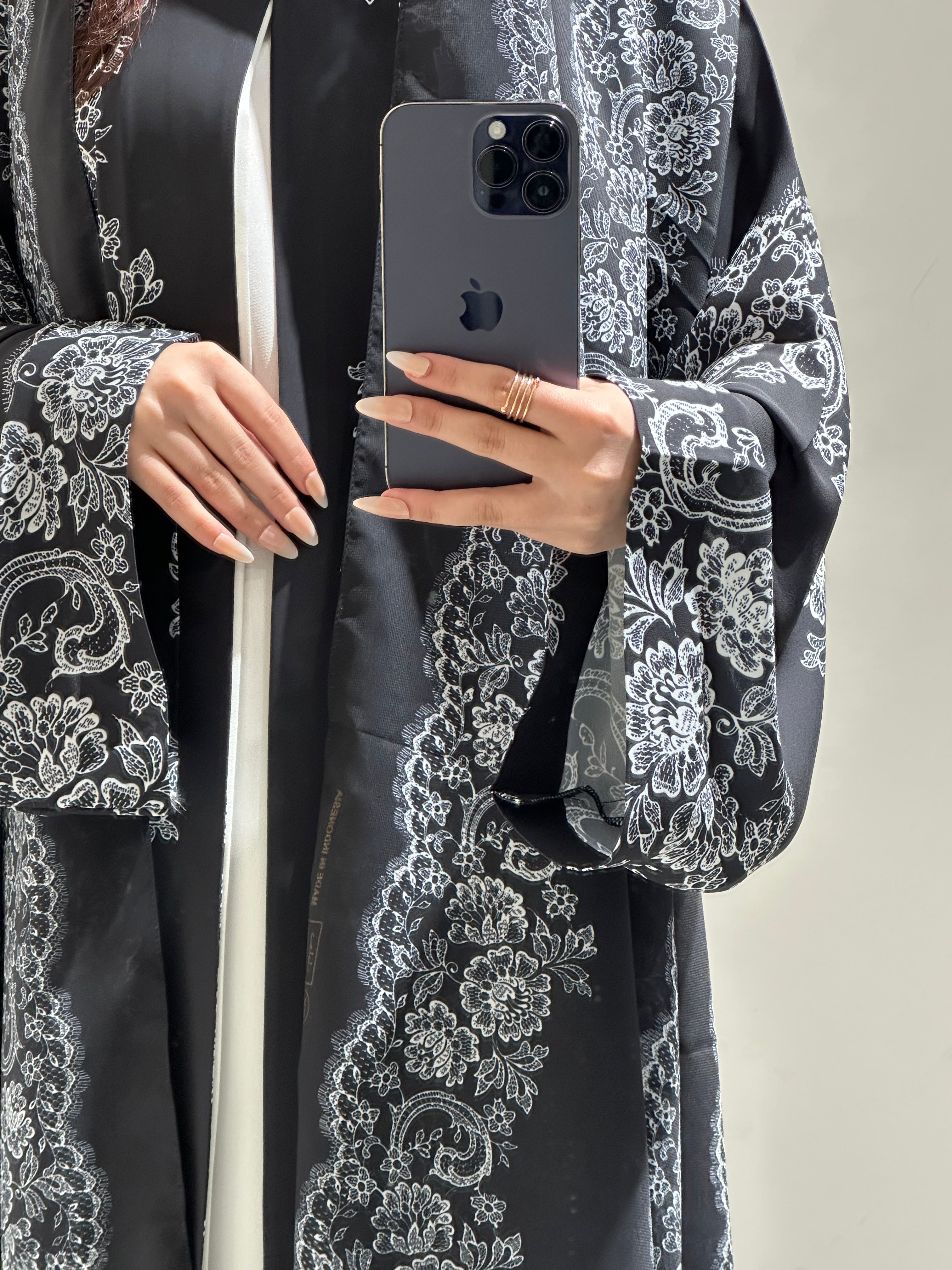 عباية سوداء مطبوعة بنقشة زهور C 1602