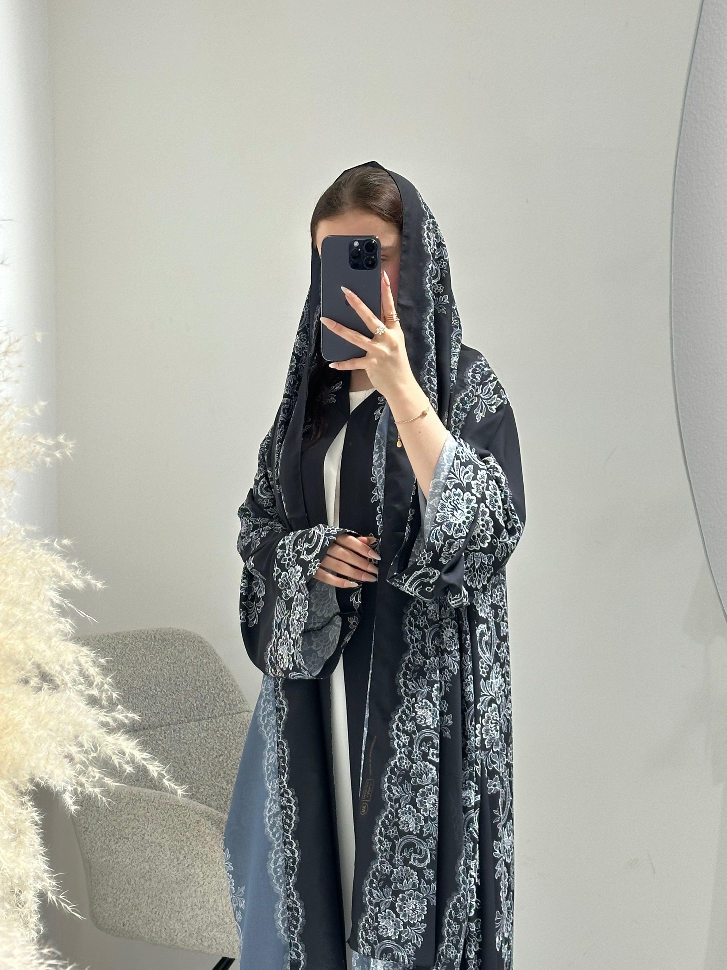 عباية سوداء مطبوعة بنقشة زهور C 1602