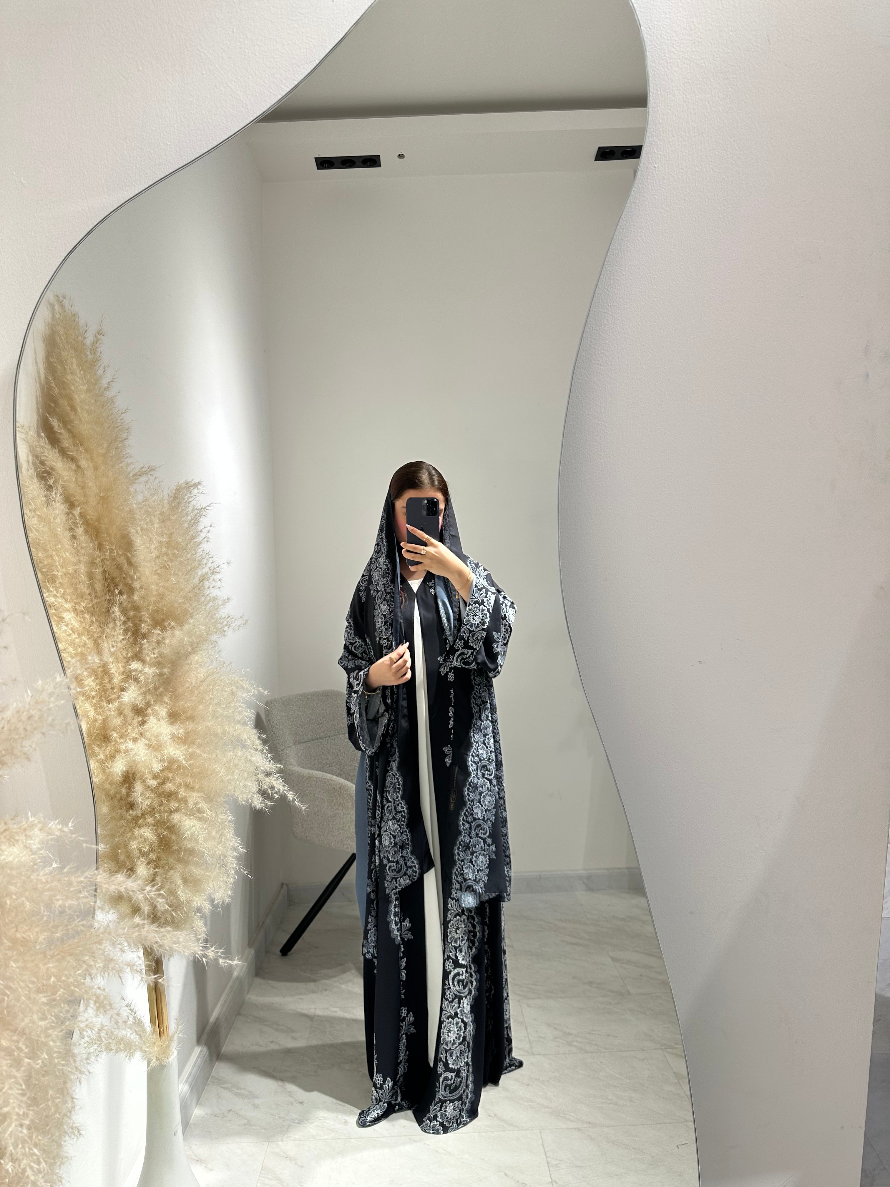 عباية سوداء مطبوعة بنقشة زهور C 1602