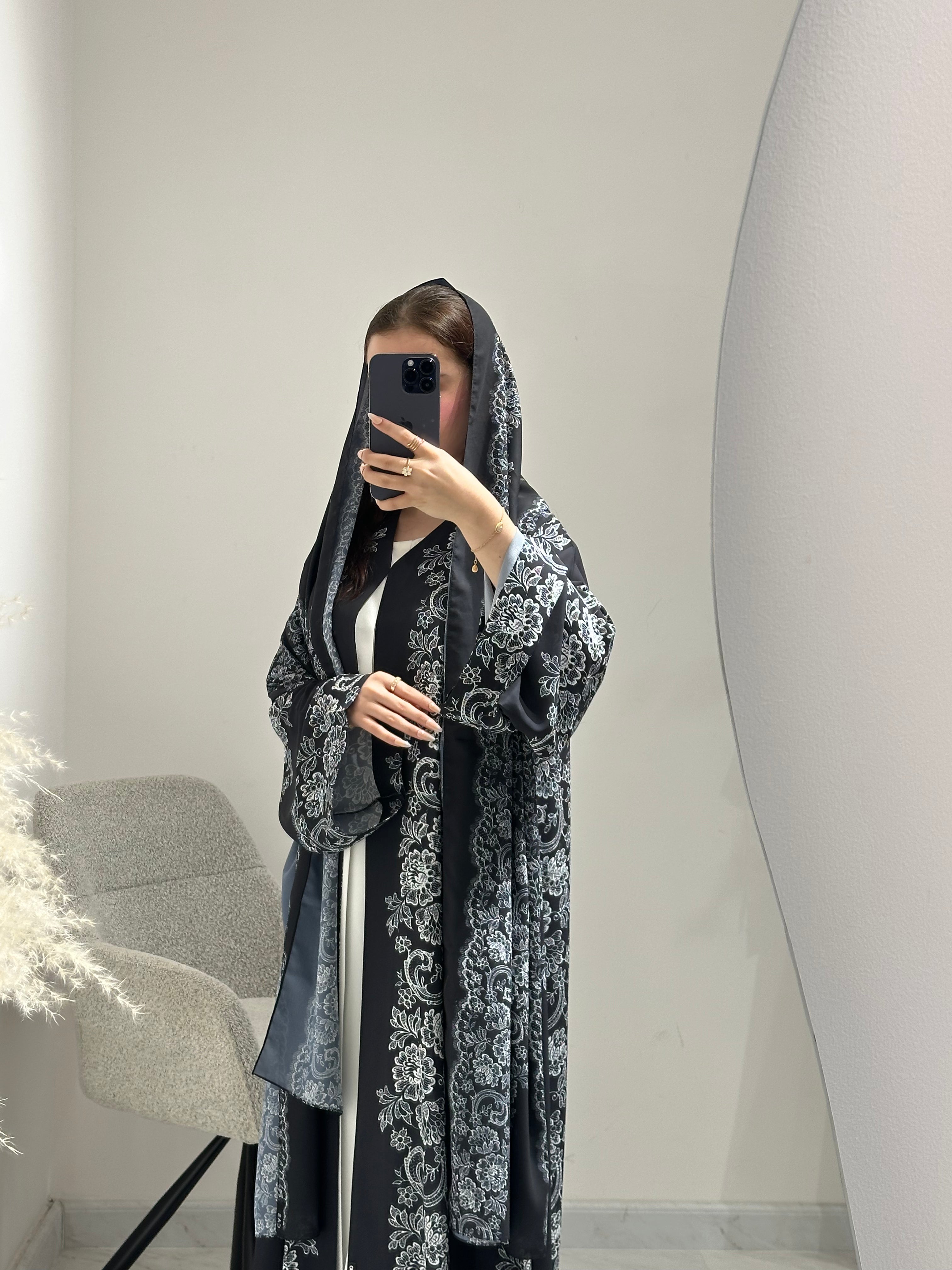 عباية سوداء مطبوعة بنقشة زهور C 1602