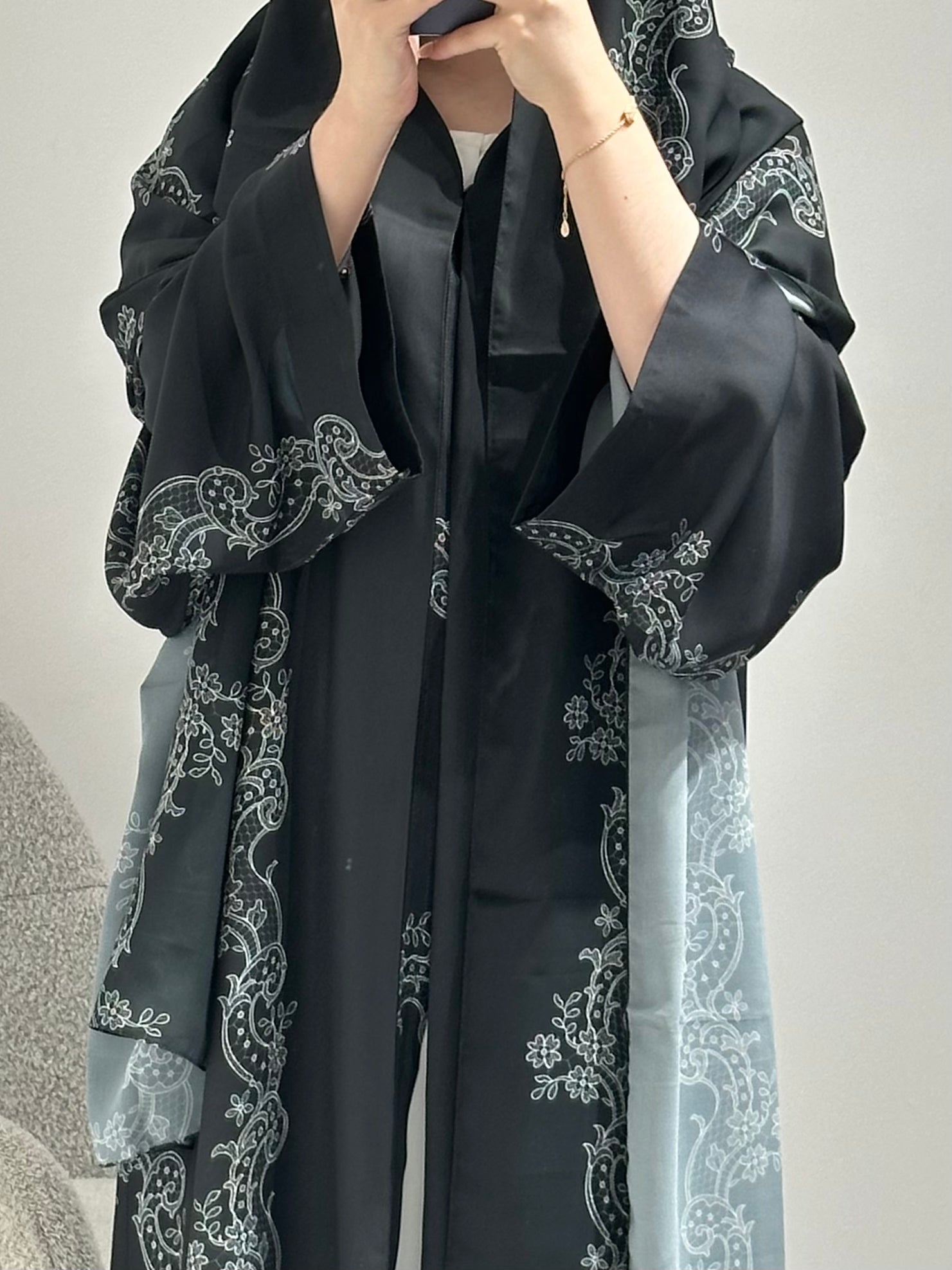 عباية بطباعة سوداء C 1603