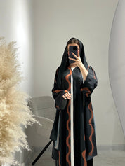 عباية مطبوعة مخططة باللون الأسود C 1604