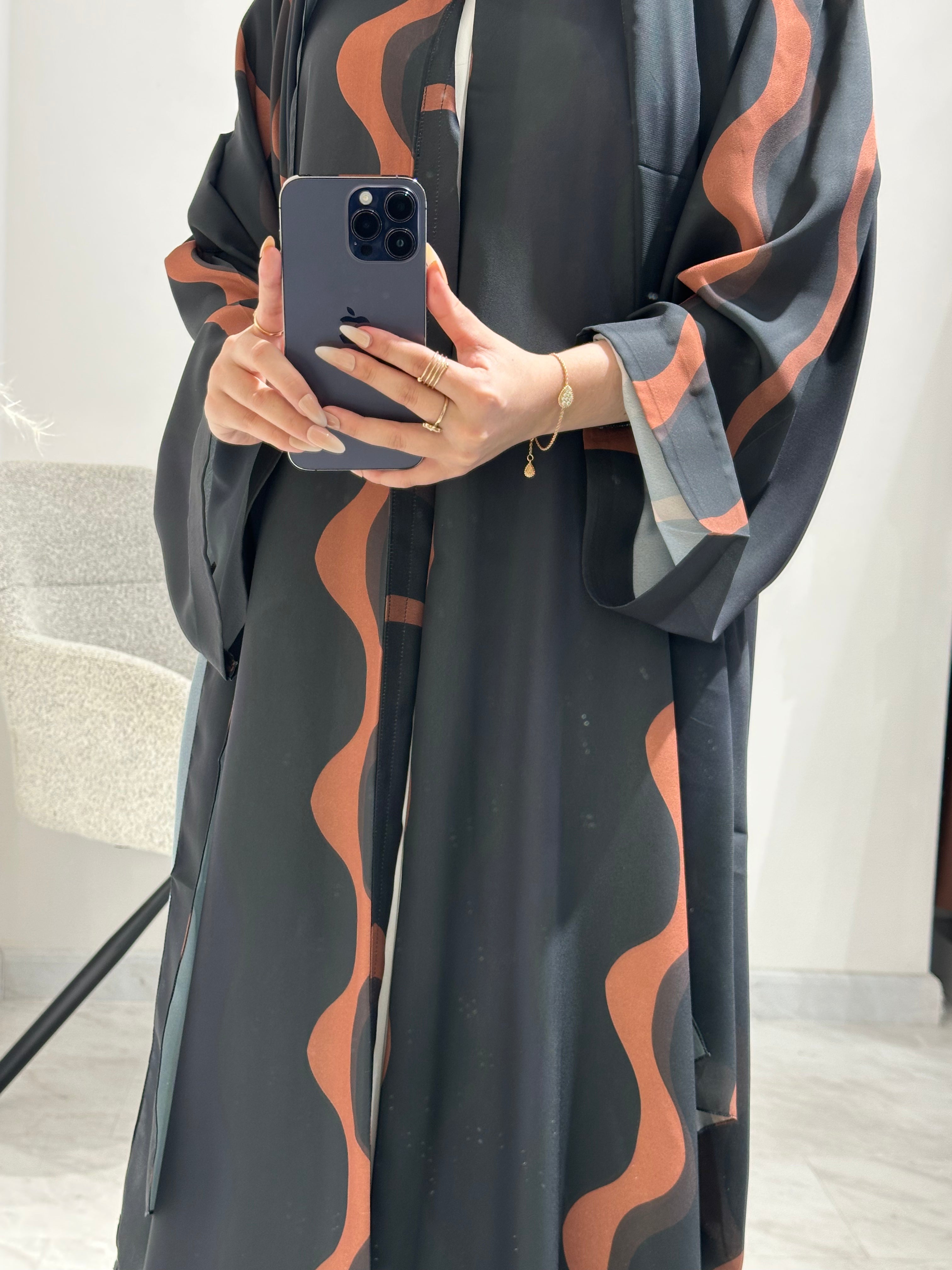 عباية مطبوعة مخططة باللون الأسود C 1604