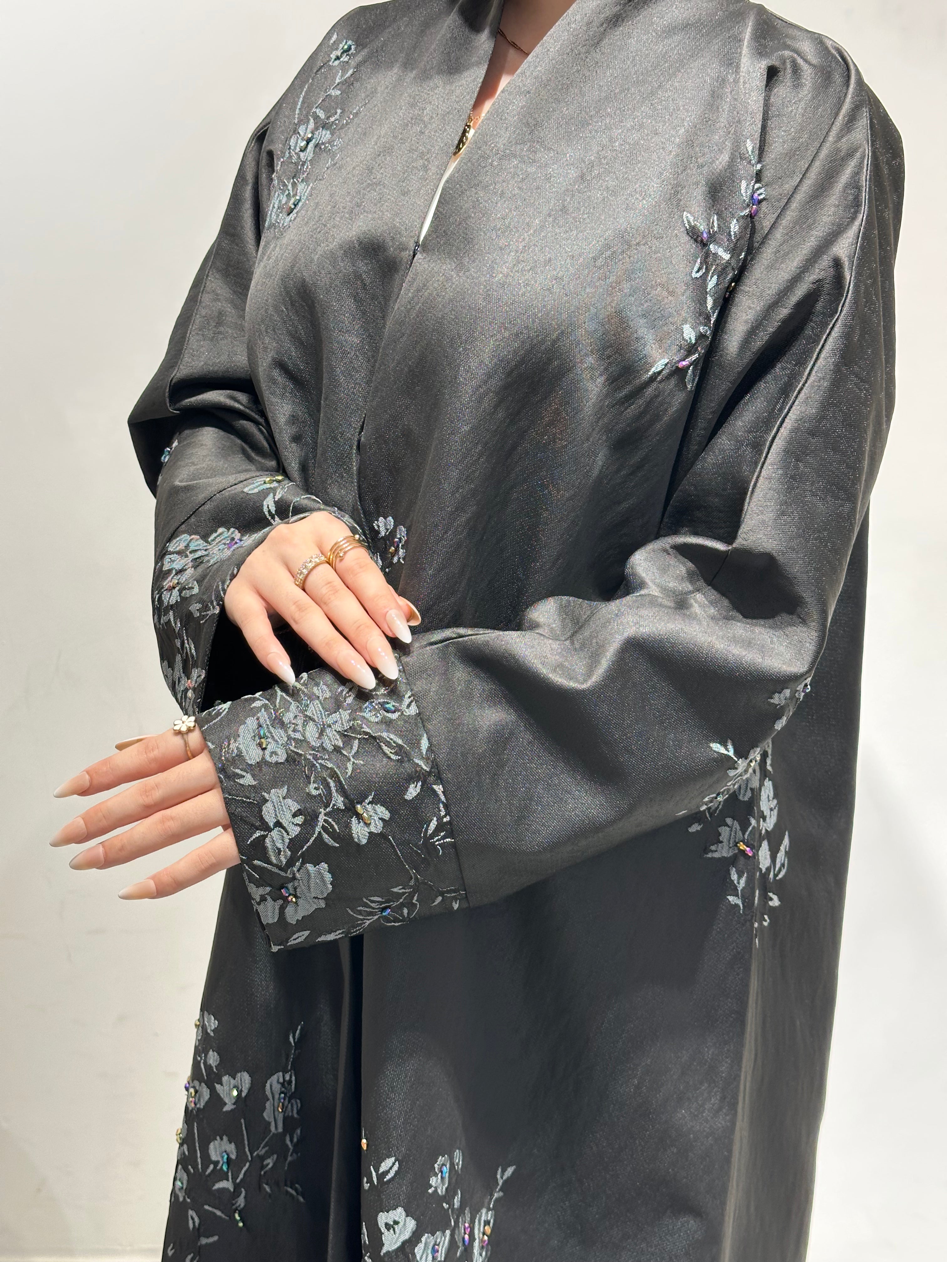 عباية رمادية مزينة بالخرز مزينة بالزهور C 1609