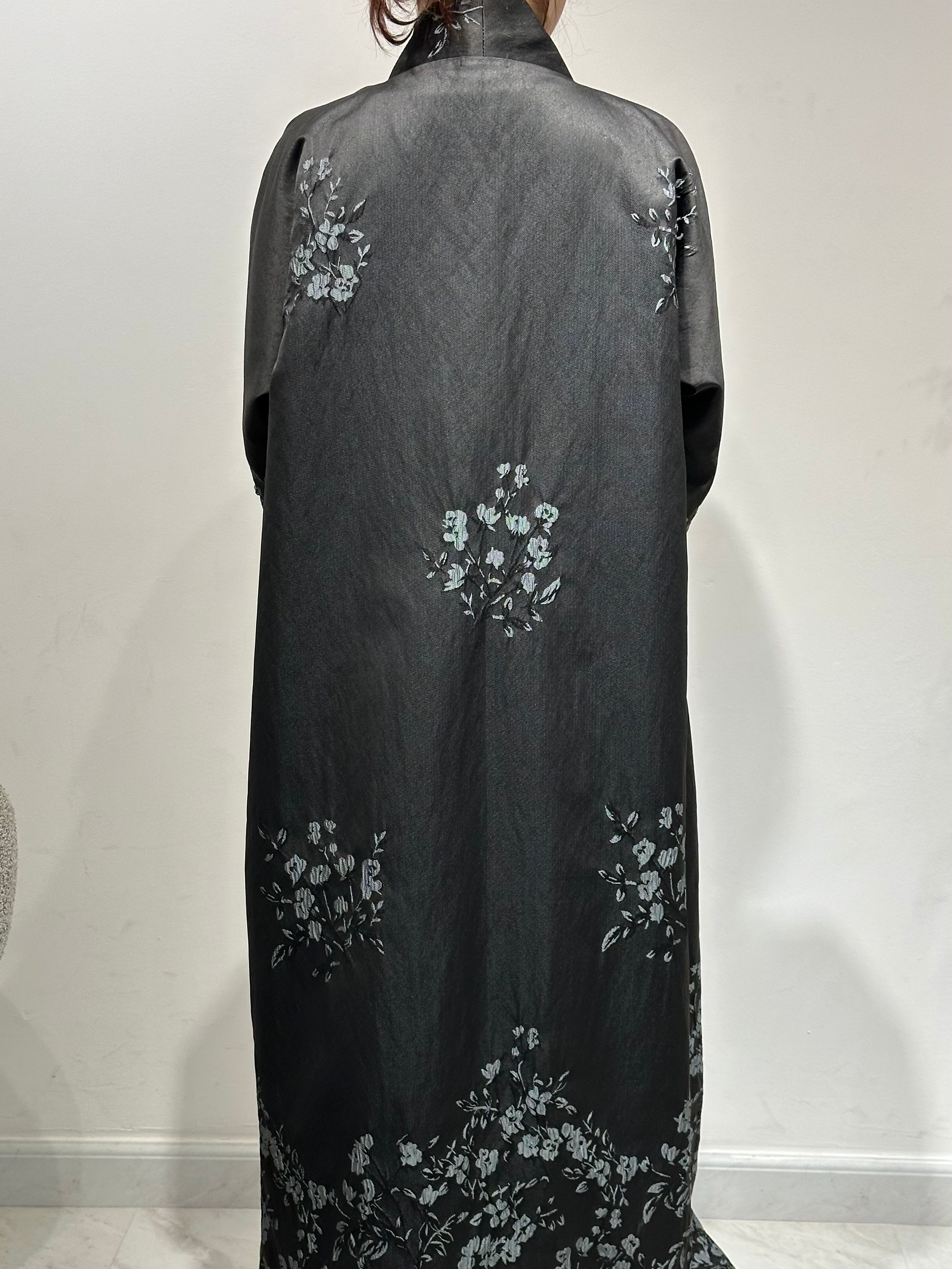 عباية رمادية مزينة بالخرز مزينة بالزهور C 1609