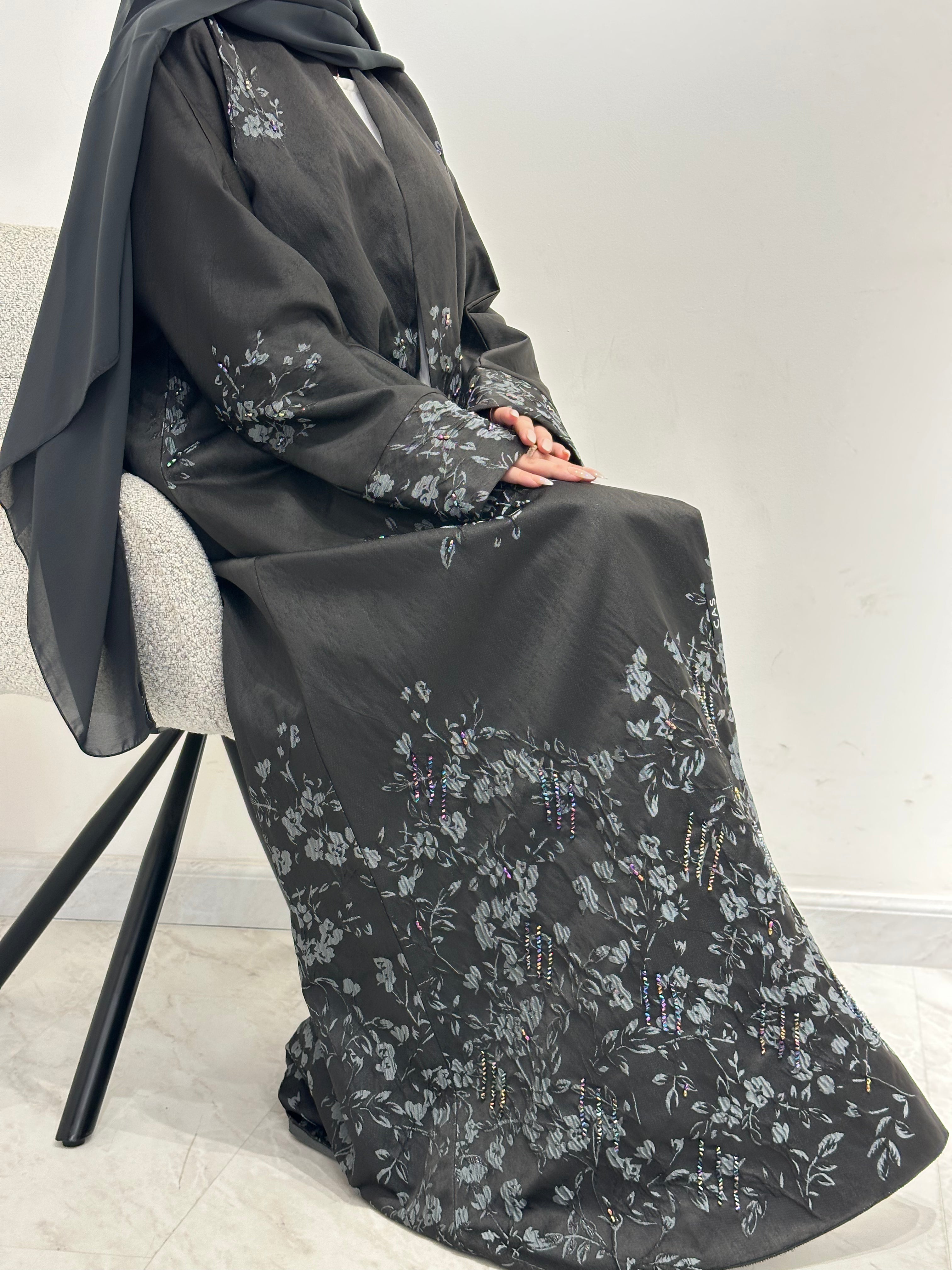 عباية رمادية مزينة بالخرز مزينة بالزهور C 1609