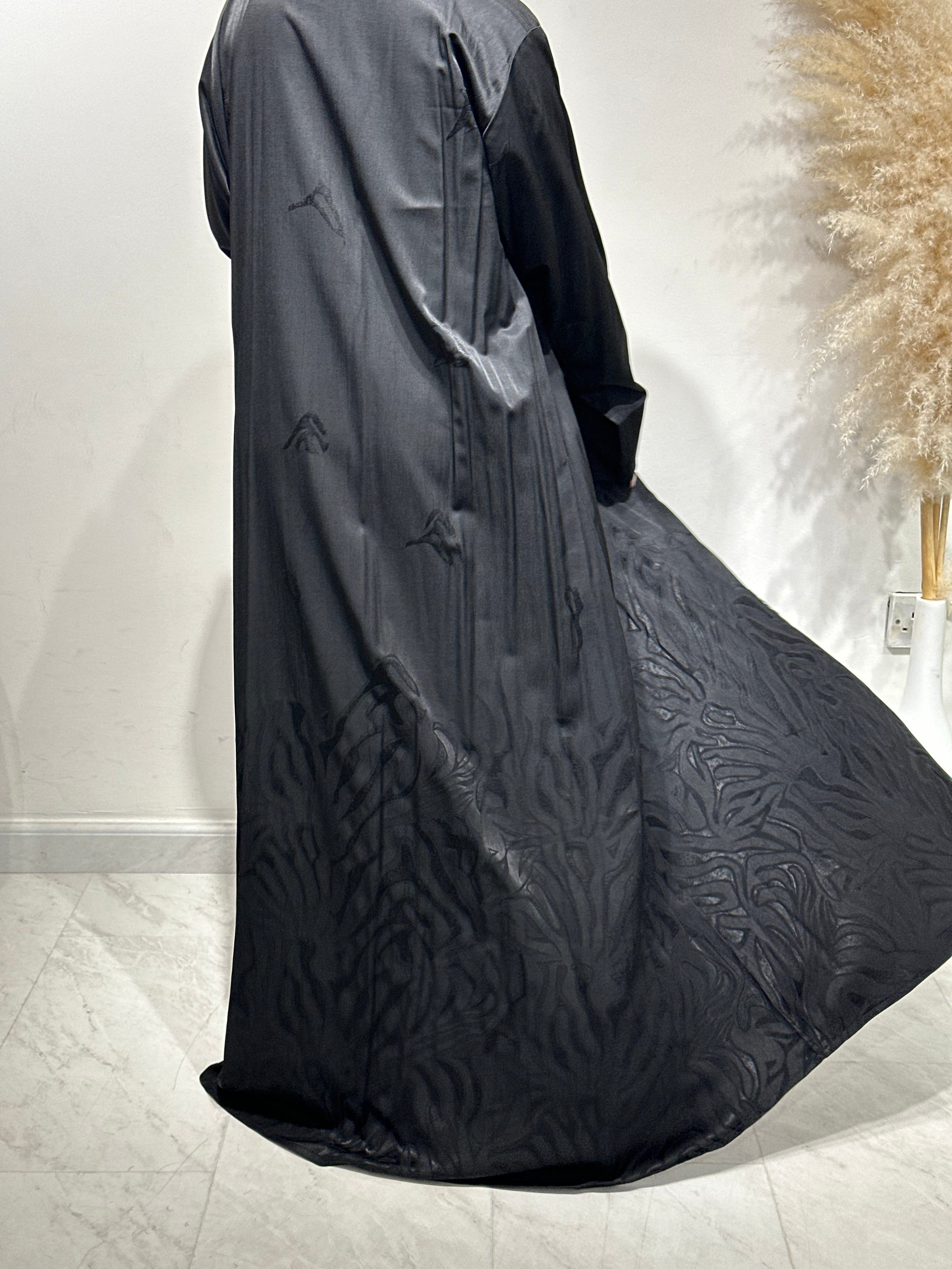 عباية مطبوعة باللون الأسود موديل C 1610