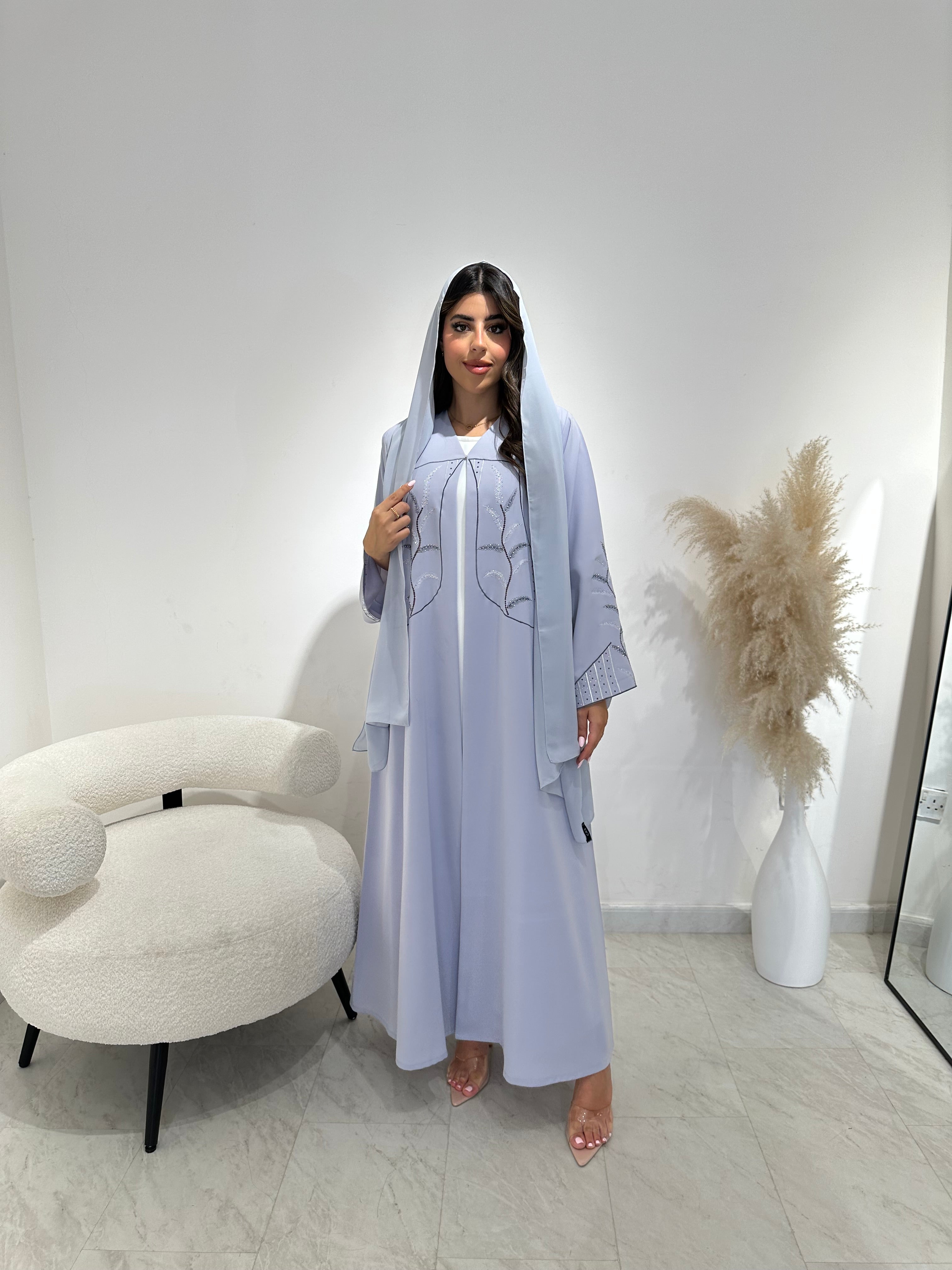 عباية مطبوعة بنقشة زنبق أسود C 1254