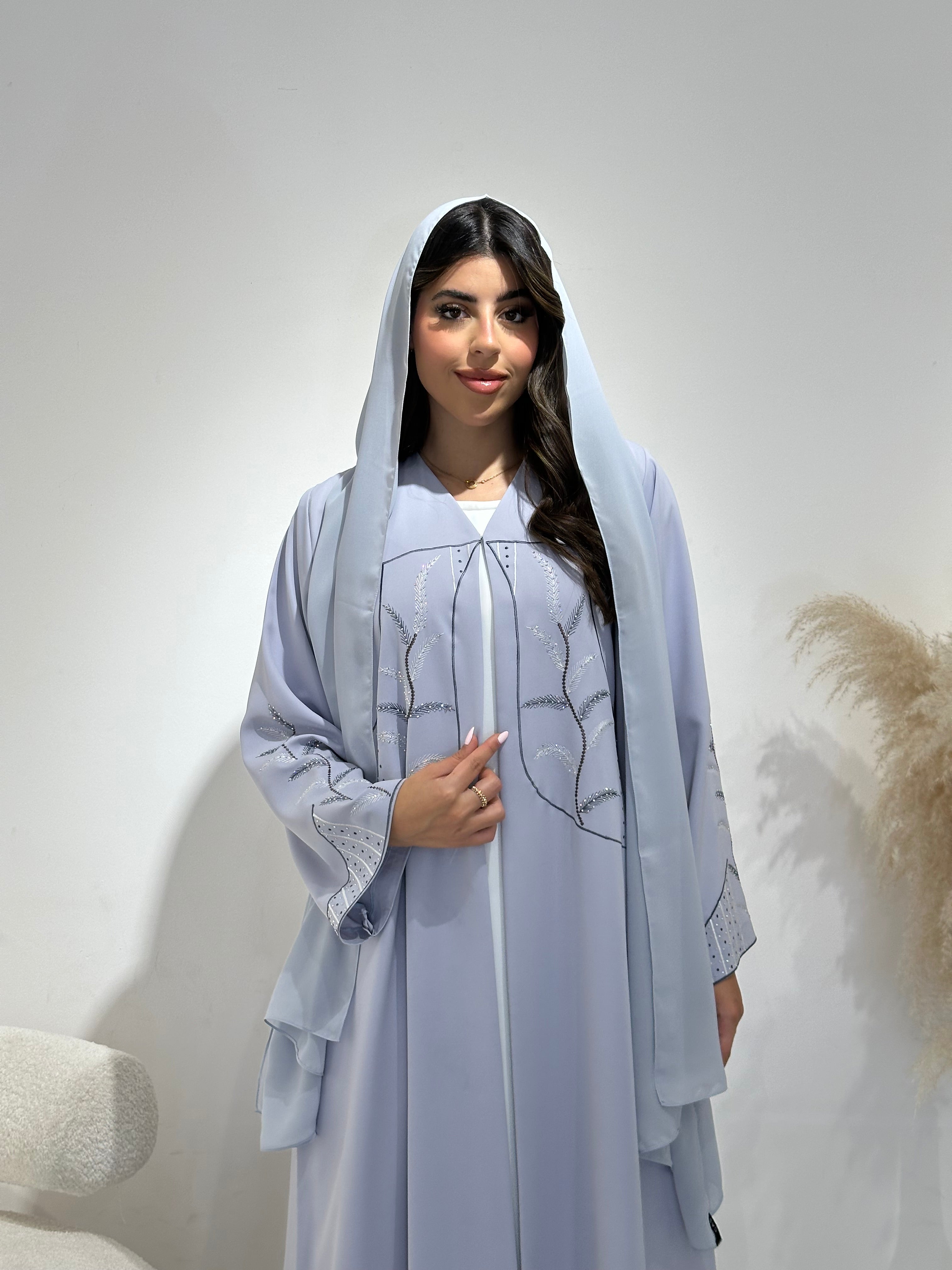عباية مطبوعة بنقشة زنبق أسود C 1254