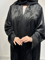 عباية سوداء مطرزة بالخرز موديل C 1612