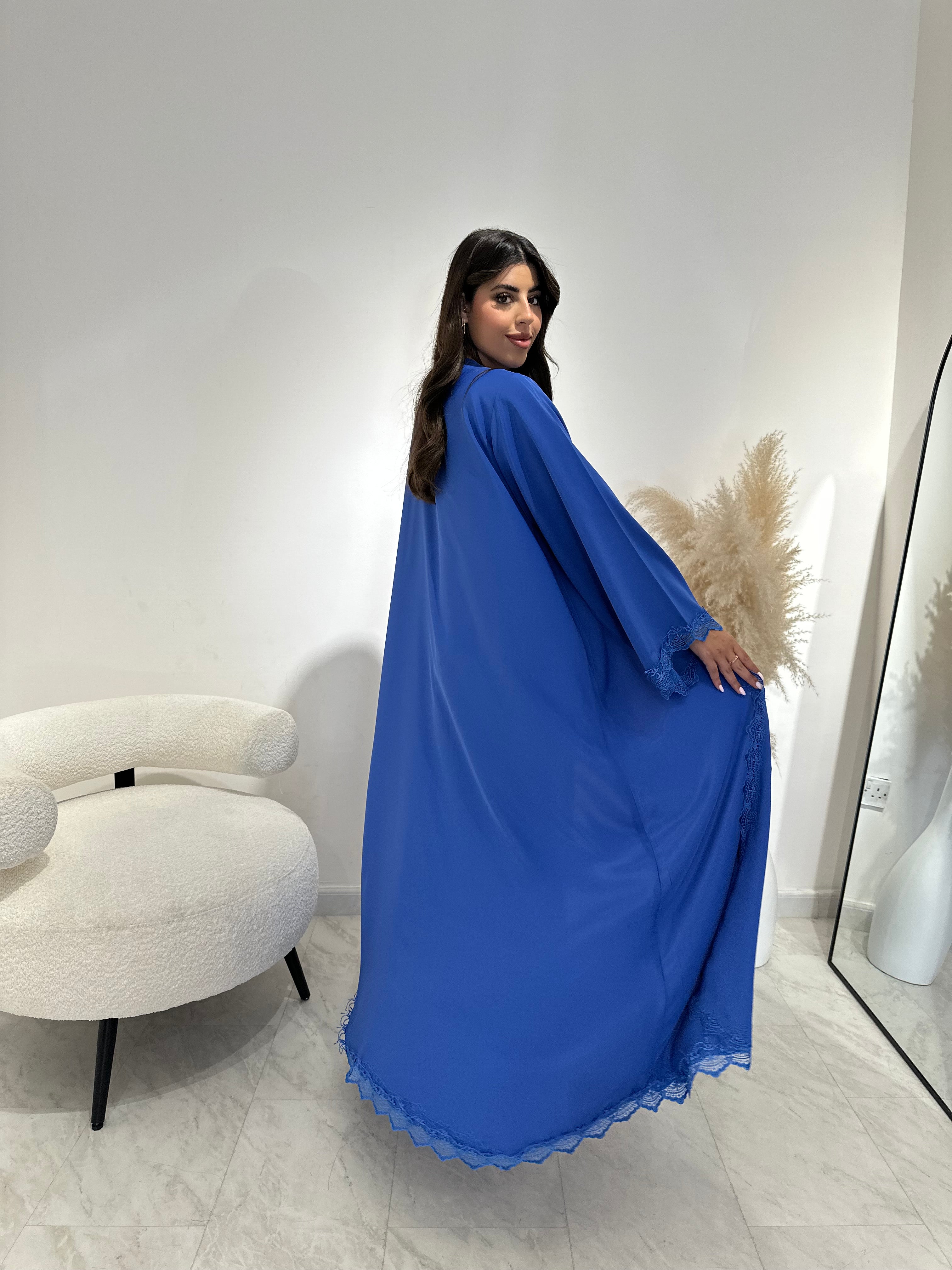 عباية مطبوعة بنقشة زنبق أسود C 1254