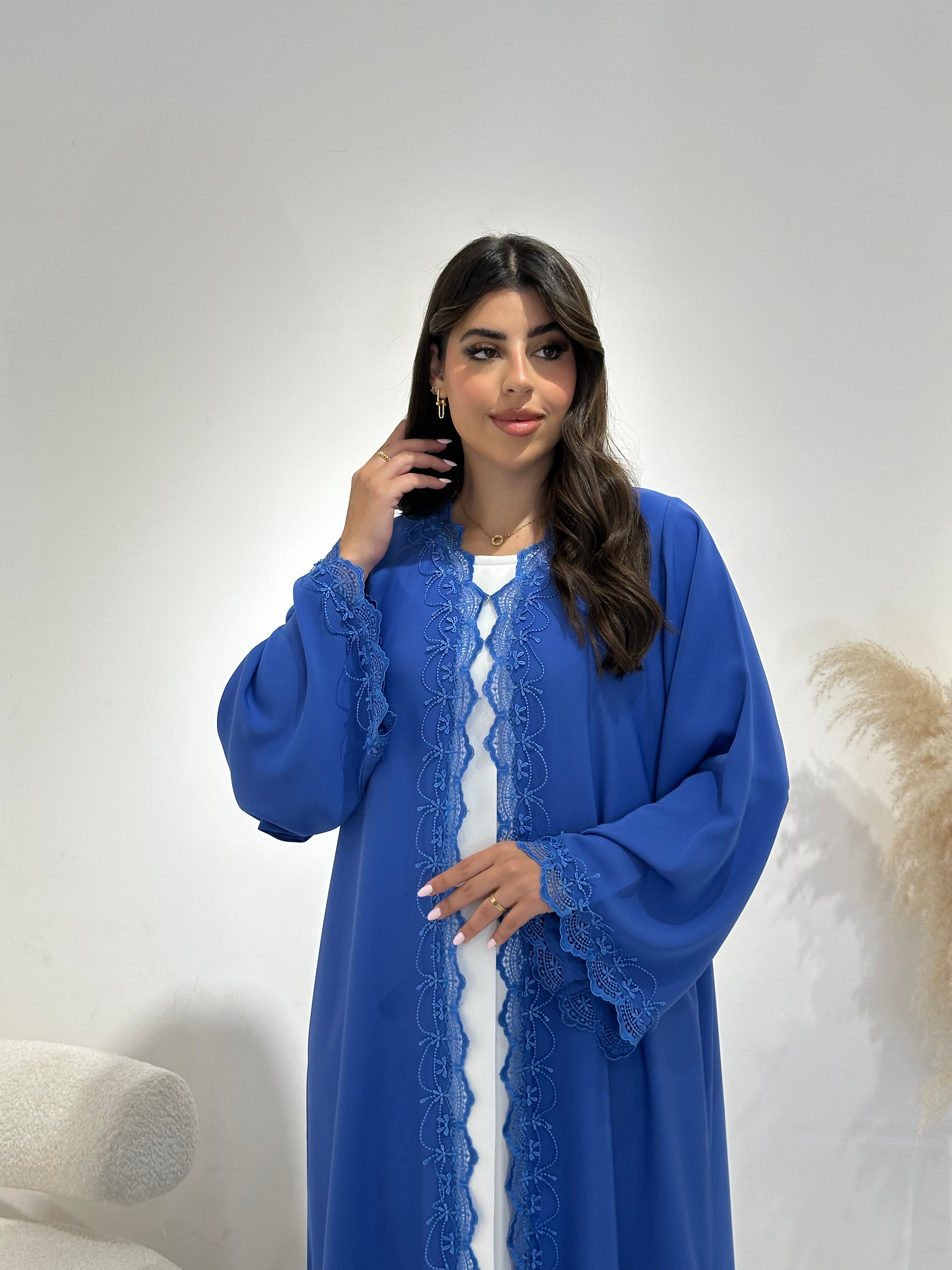 عباية مطبوعة بنقشة زنبق أسود C 1254
