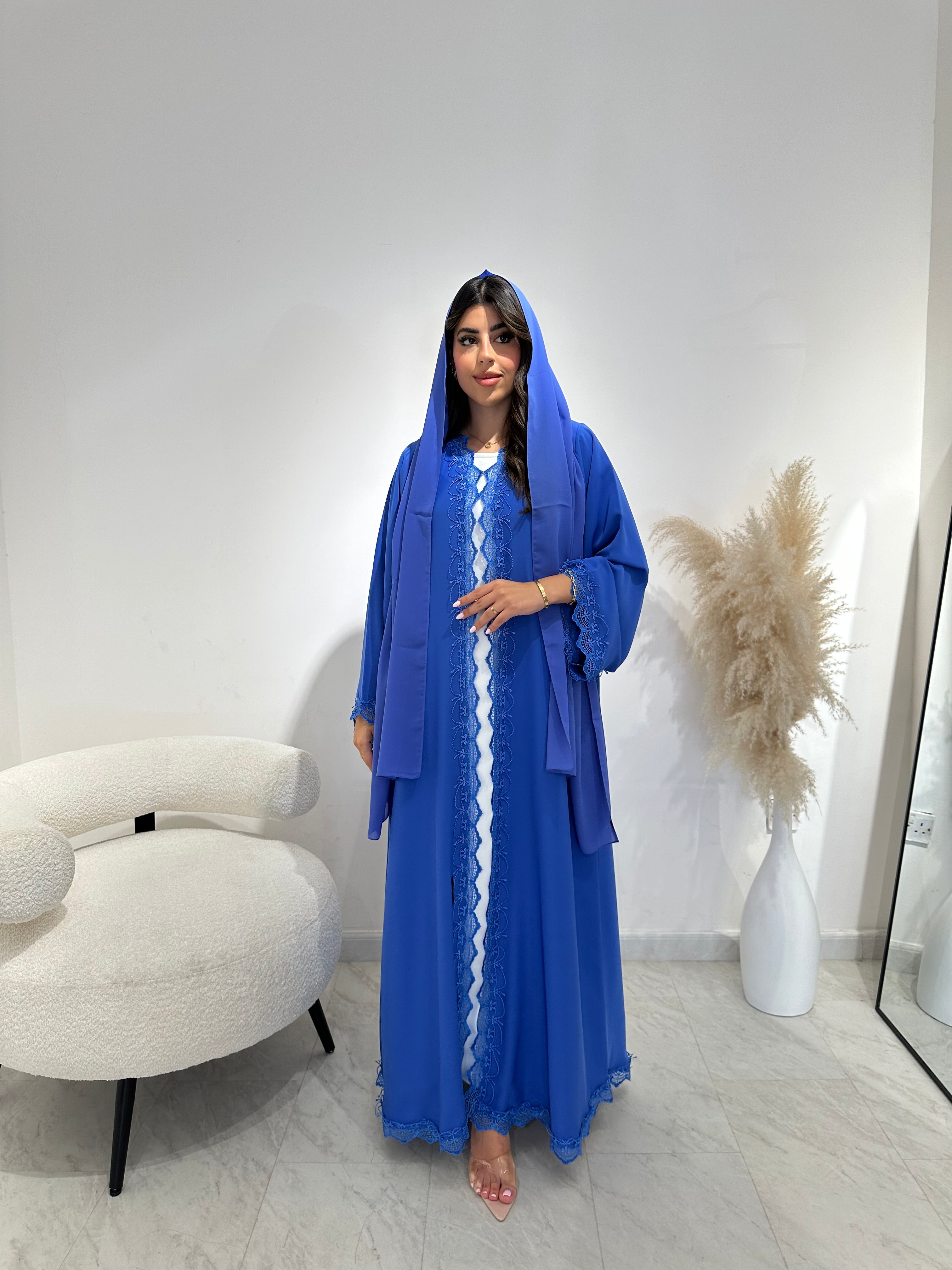 عباية مطبوعة بنقشة زنبق أسود C 1254