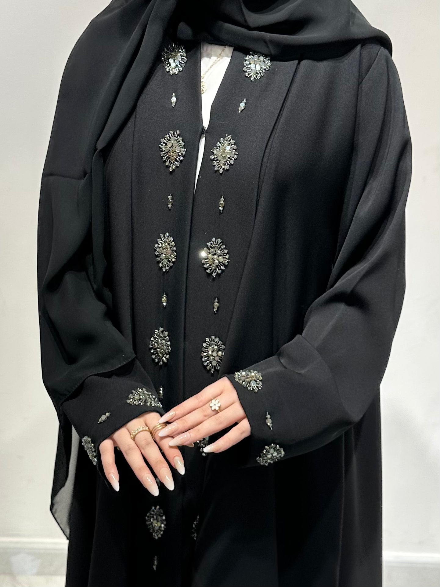 عباية سوداء مطرزة بالخرز موديل C 1617