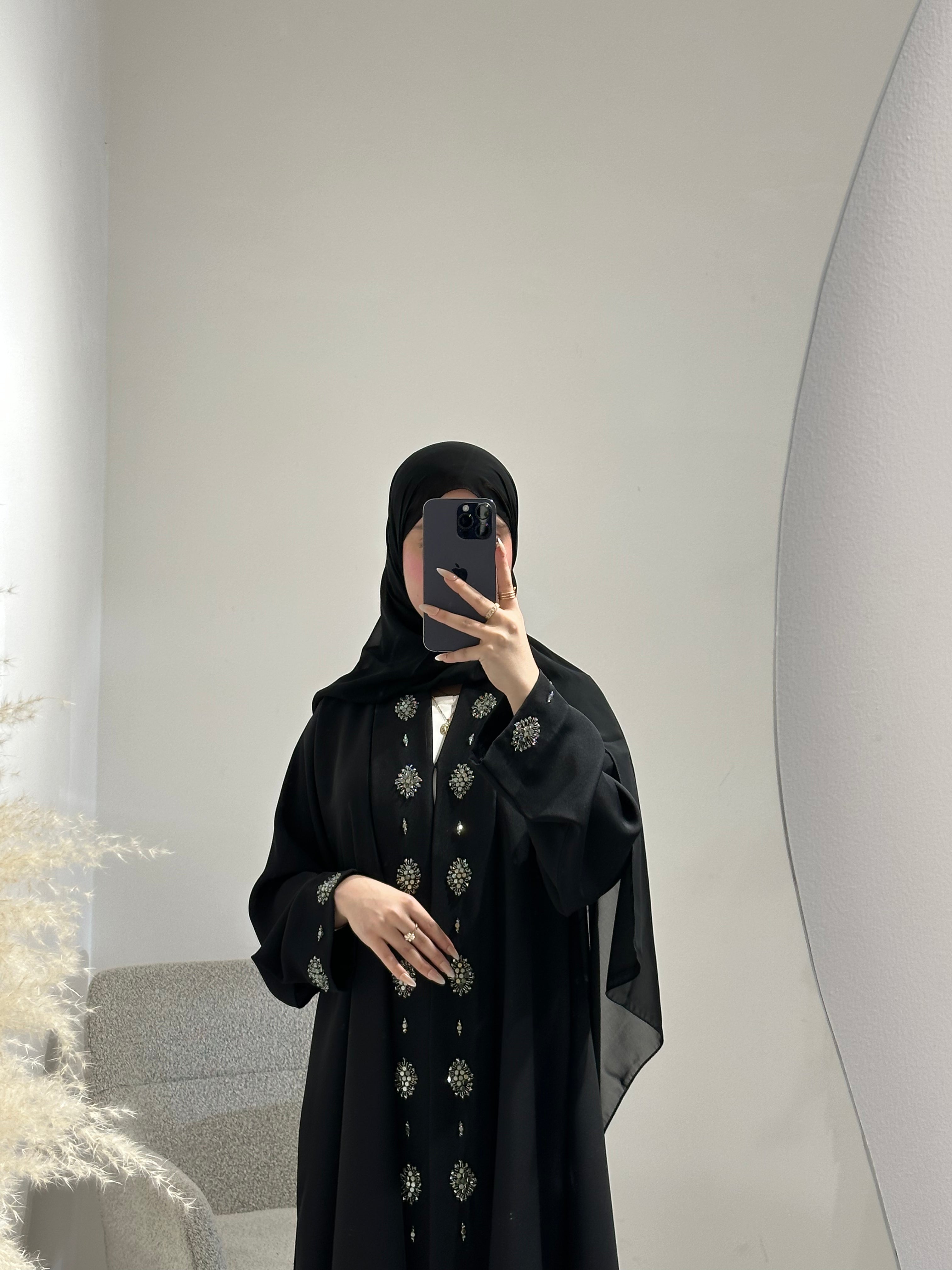 عباية سوداء مطرزة بالخرز موديل C 1617