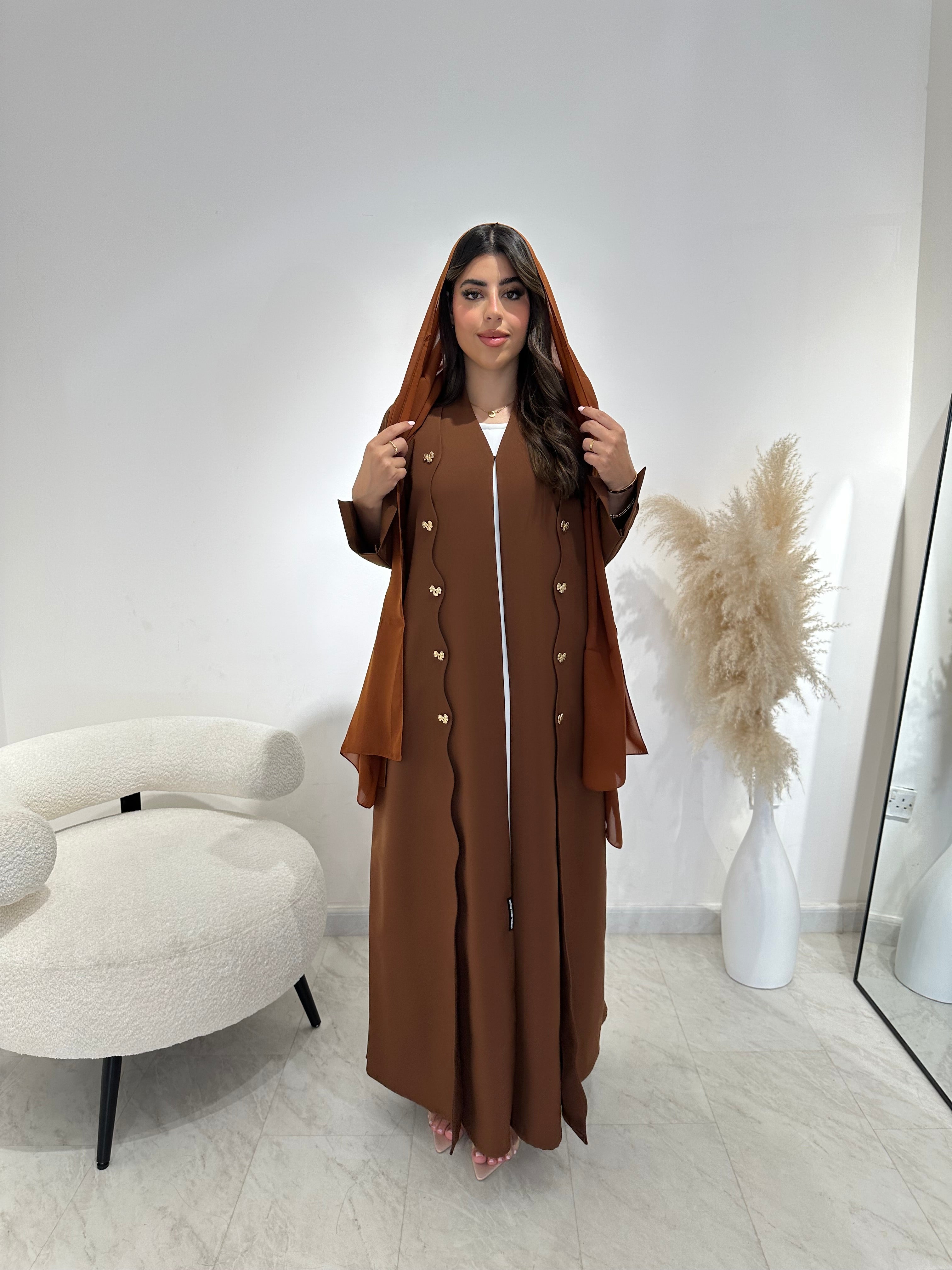 عباية مطبوعة بنقشة زنبق أسود C 1254