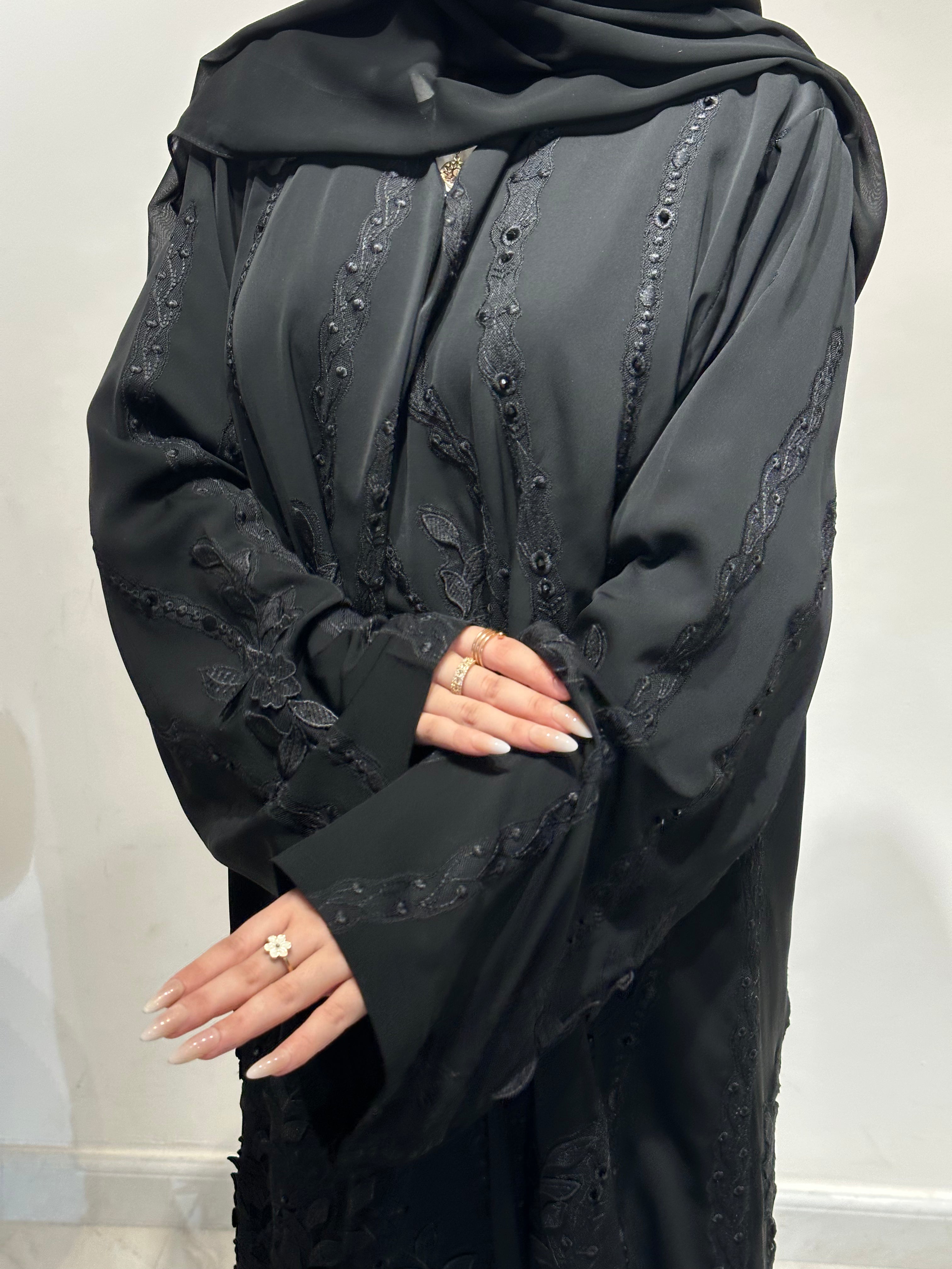 عباية دانتيل مطرزة بالخرز باللون الأسود من عام 1620