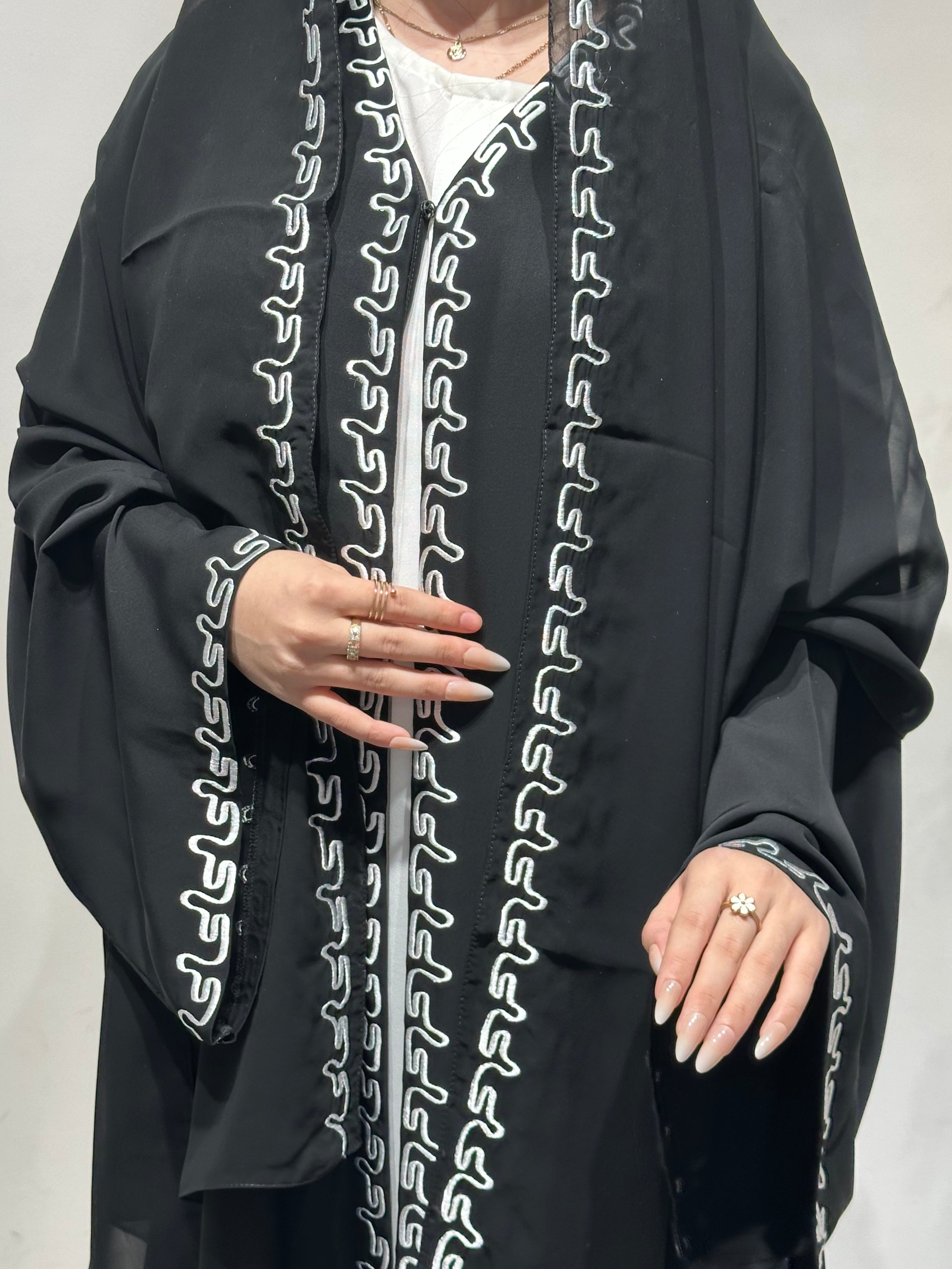 عباية مطرزة باللون الأسود موديل C 1622