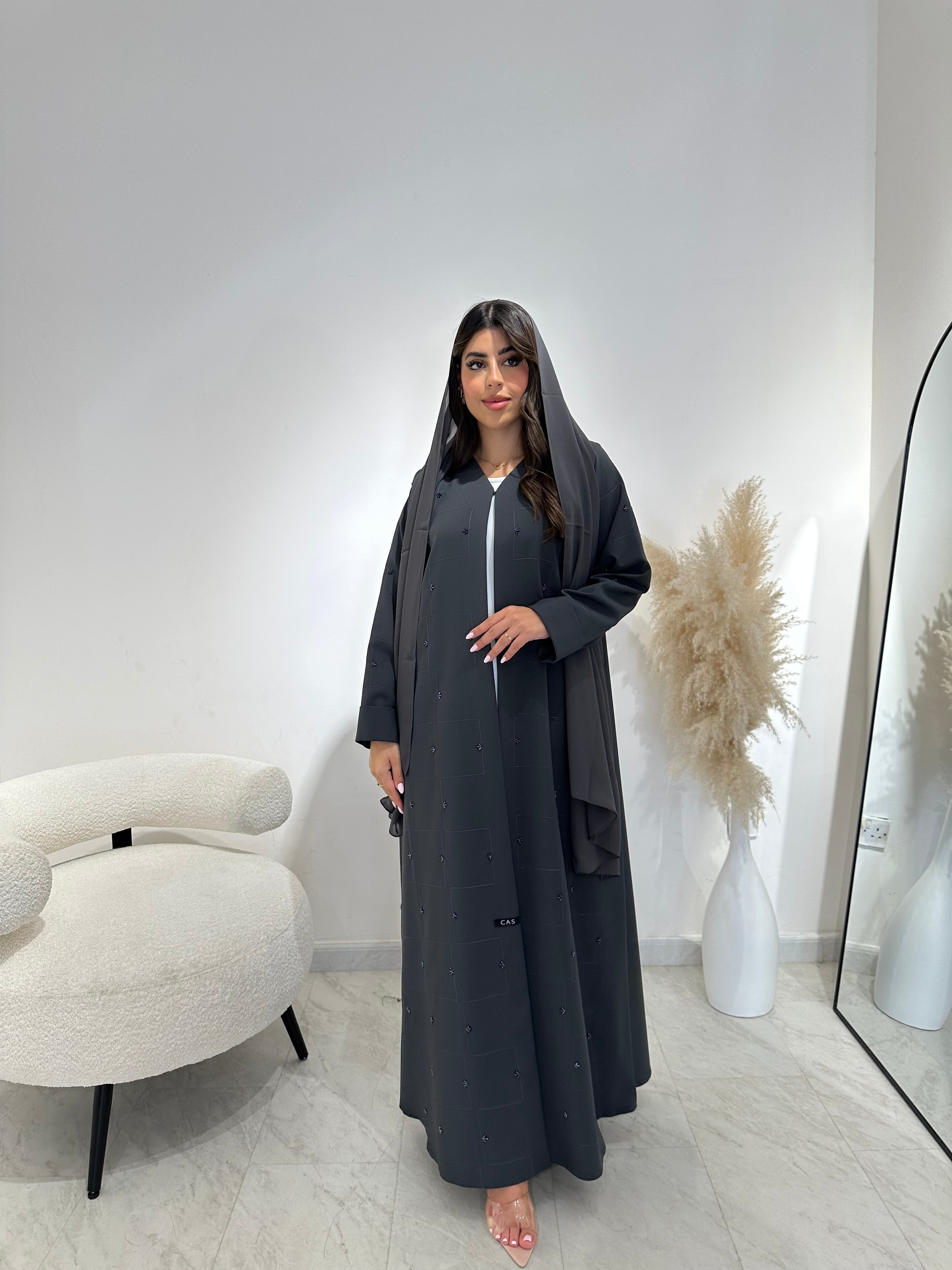 عباية مطبوعة بنقشة زنبق أسود C 1254