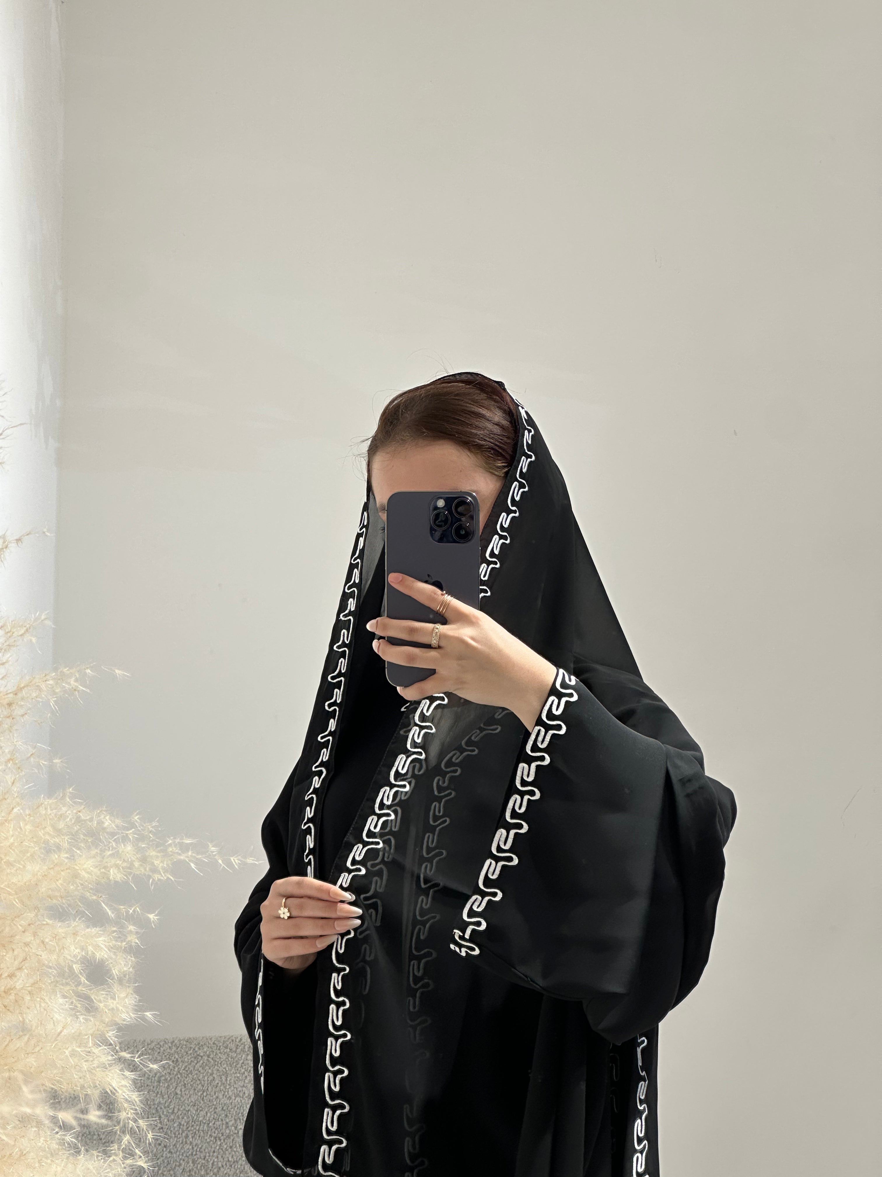 عباية مطرزة باللون الأسود موديل C 1622