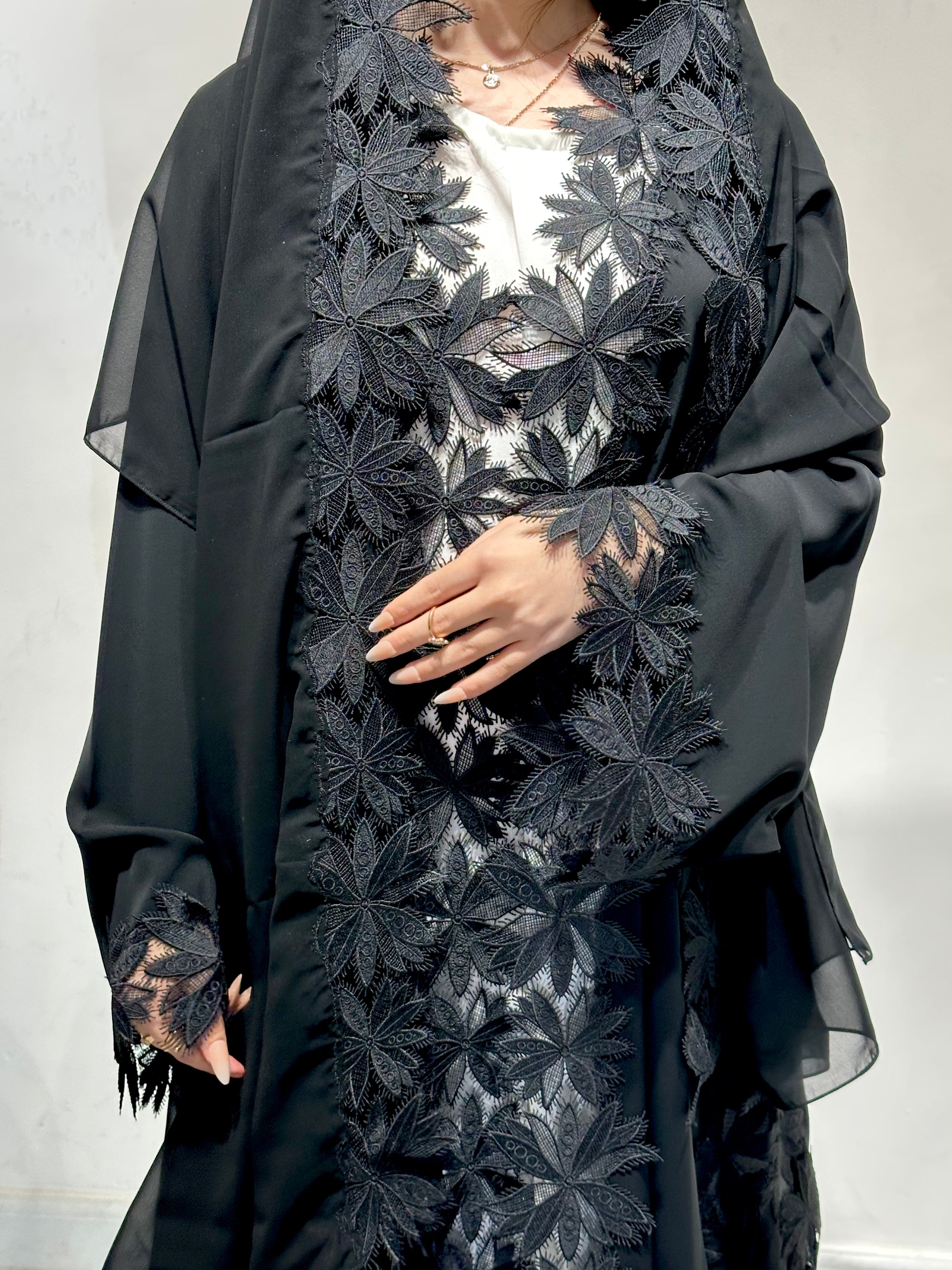 عباية سوداء من الدانتيل مزينة بالزهور C 1623
