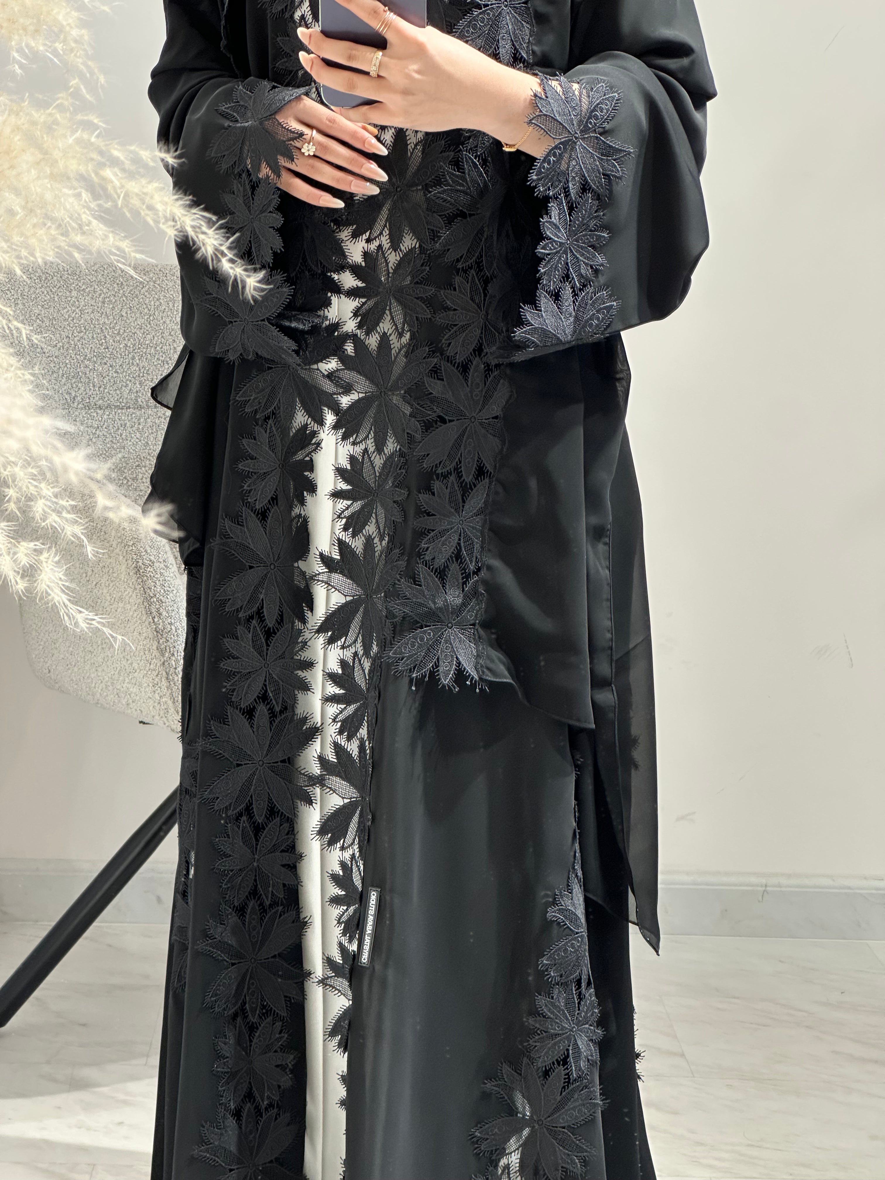 عباية سوداء من الدانتيل مزينة بالزهور C 1623