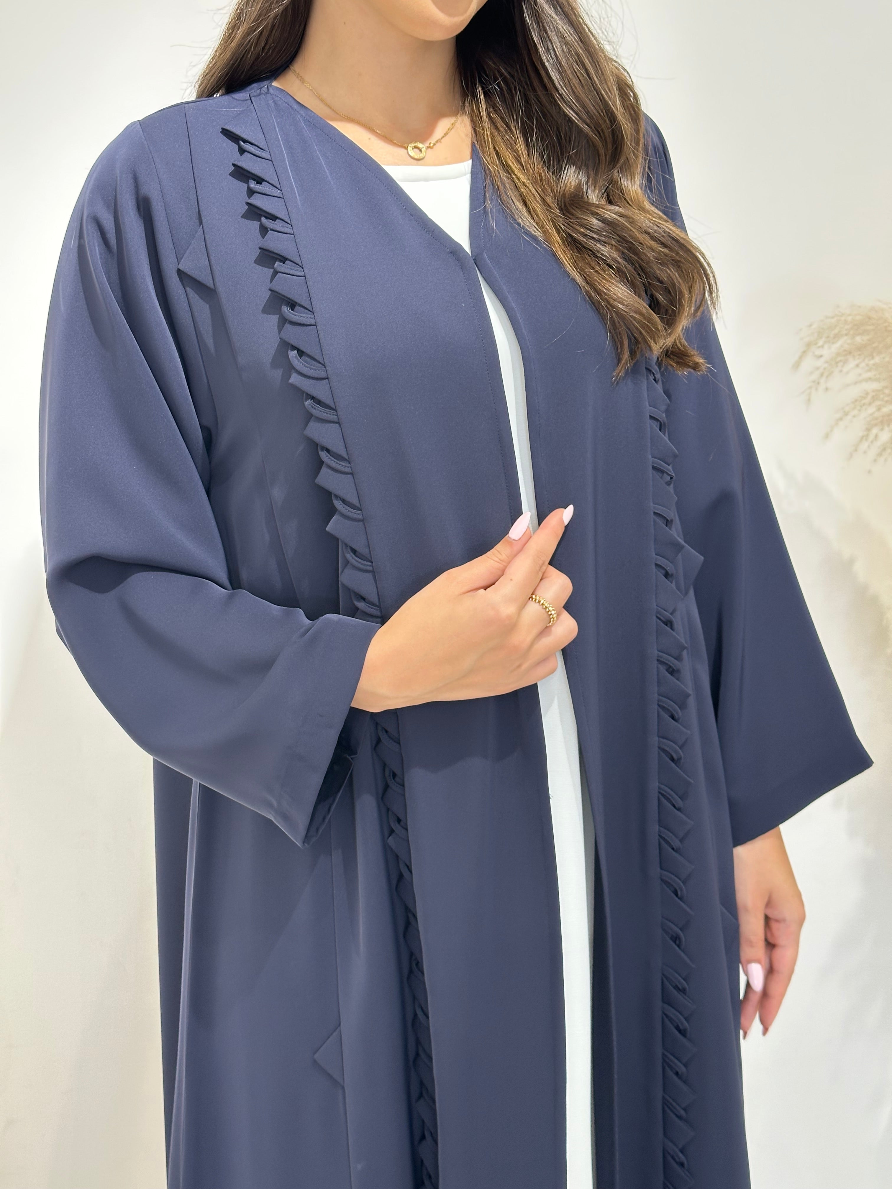عباية مطبوعة بنقشة زنبق أسود C 1254